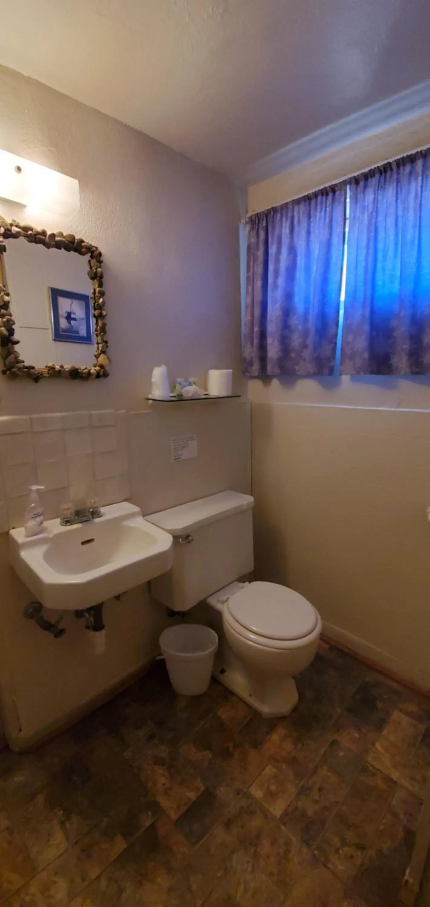 Bathroom in Hikers Cimarron Inn & RV Park