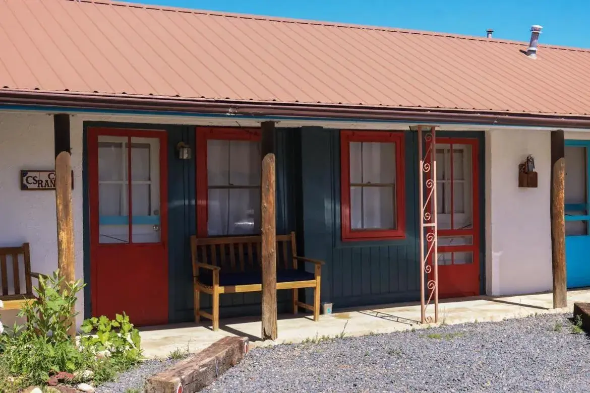 Property building in Hikers Cimarron Inn & RV Park Property building in Hikers Cimarron Inn & RV Park