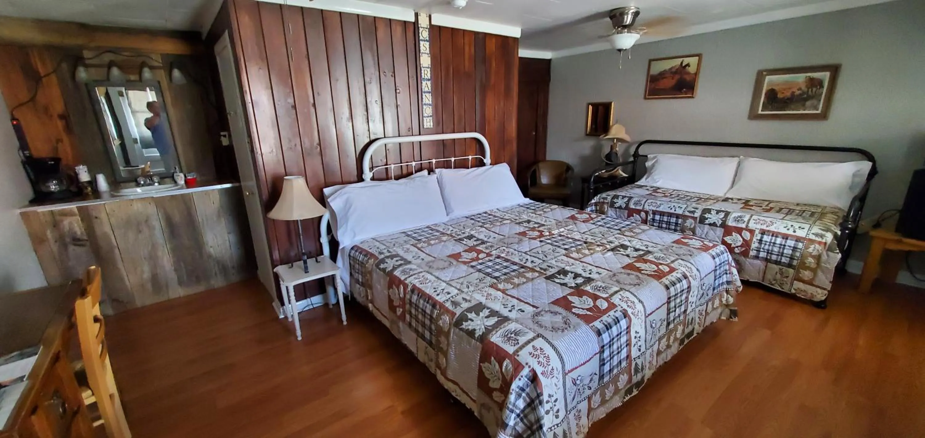 Bedroom, Bed in Hikers Cimarron Inn & RV Park