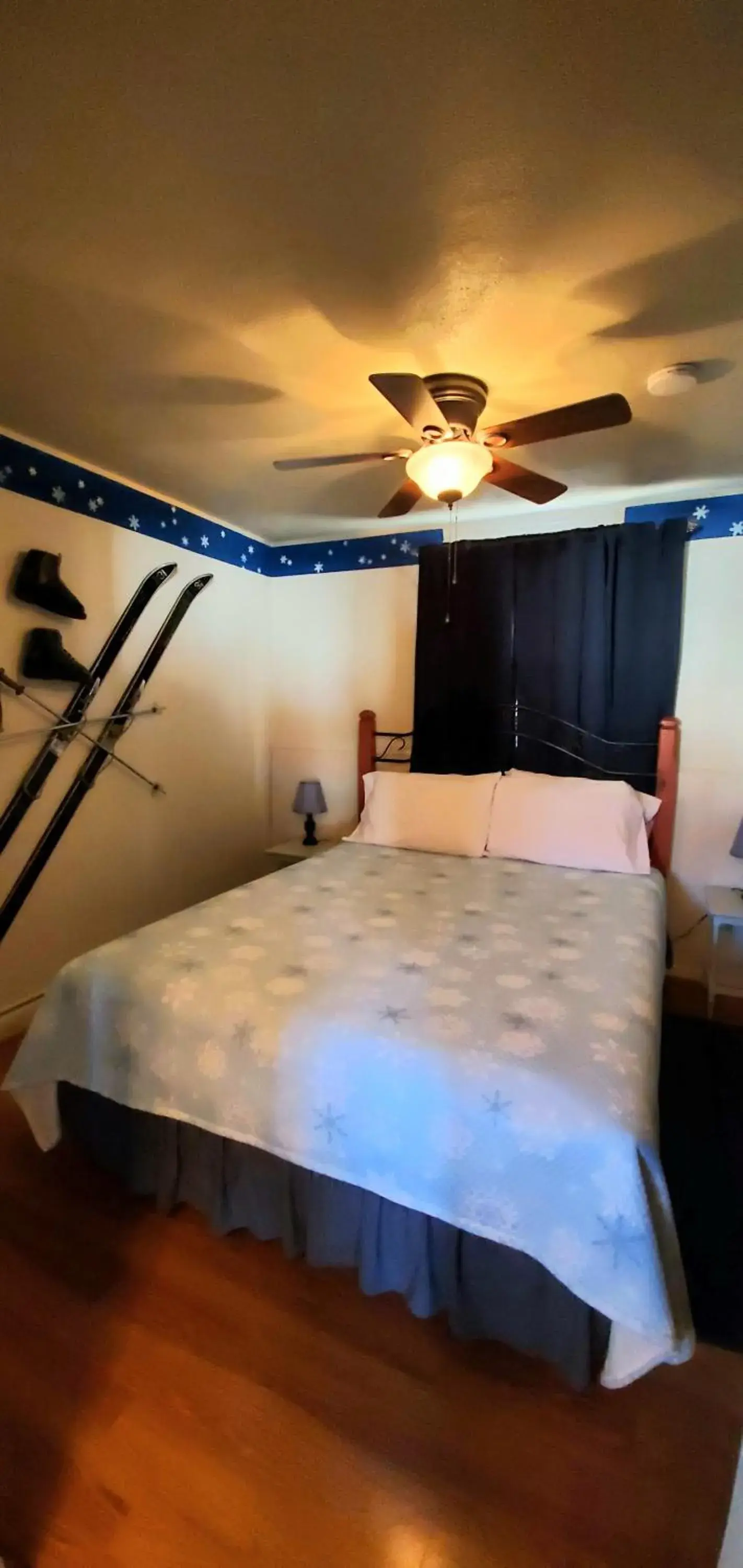 Queen Room in Hikers Cimarron Inn & RV Park Queen Room in Hikers Cimarron Inn & RV Park