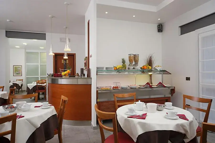 Restaurant/places to eat in Hotel Paris Restaurant/places to eat in Hotel Paris