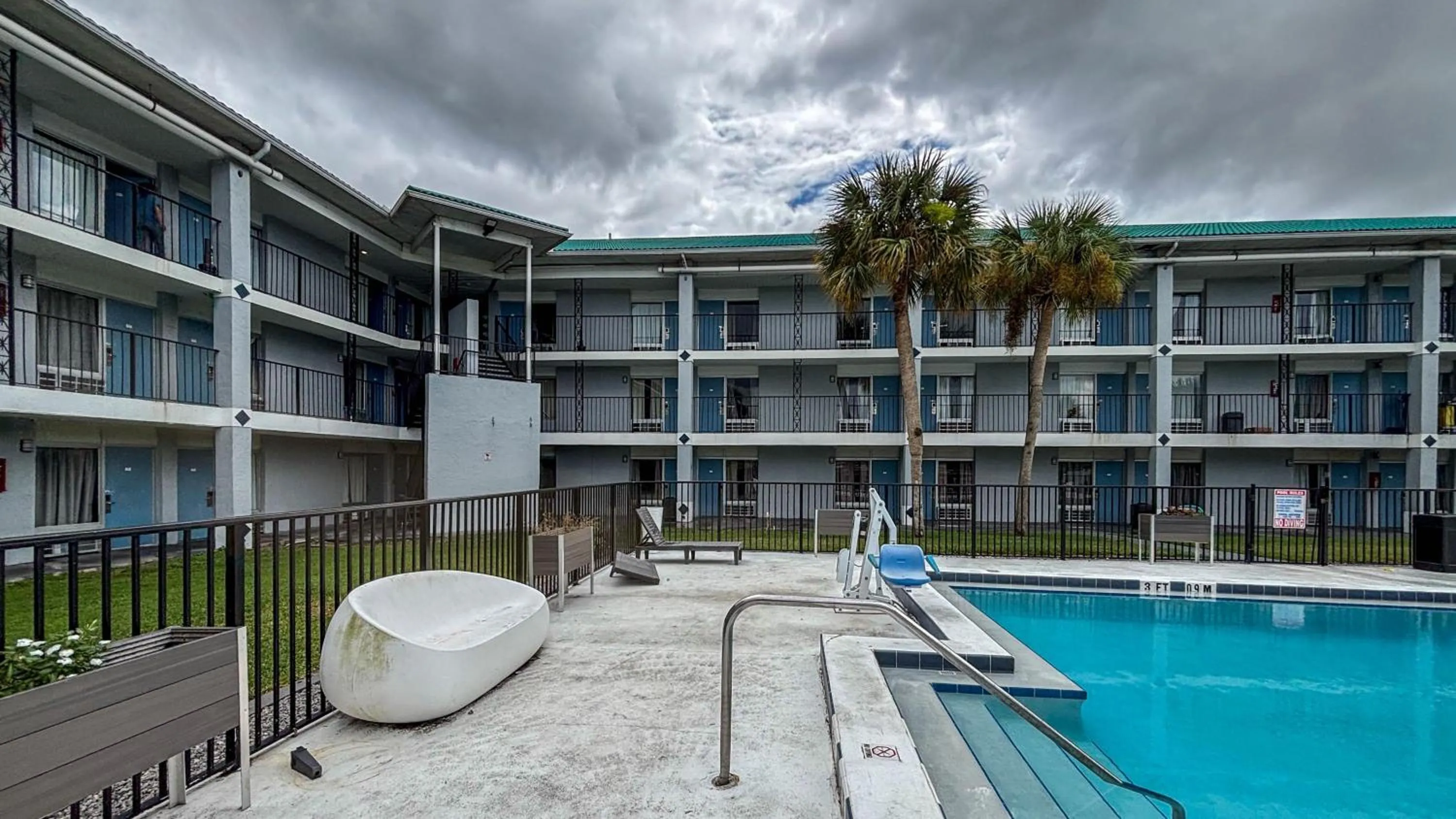 Pool view in Motel 6 - Altamonte Springs, FL
