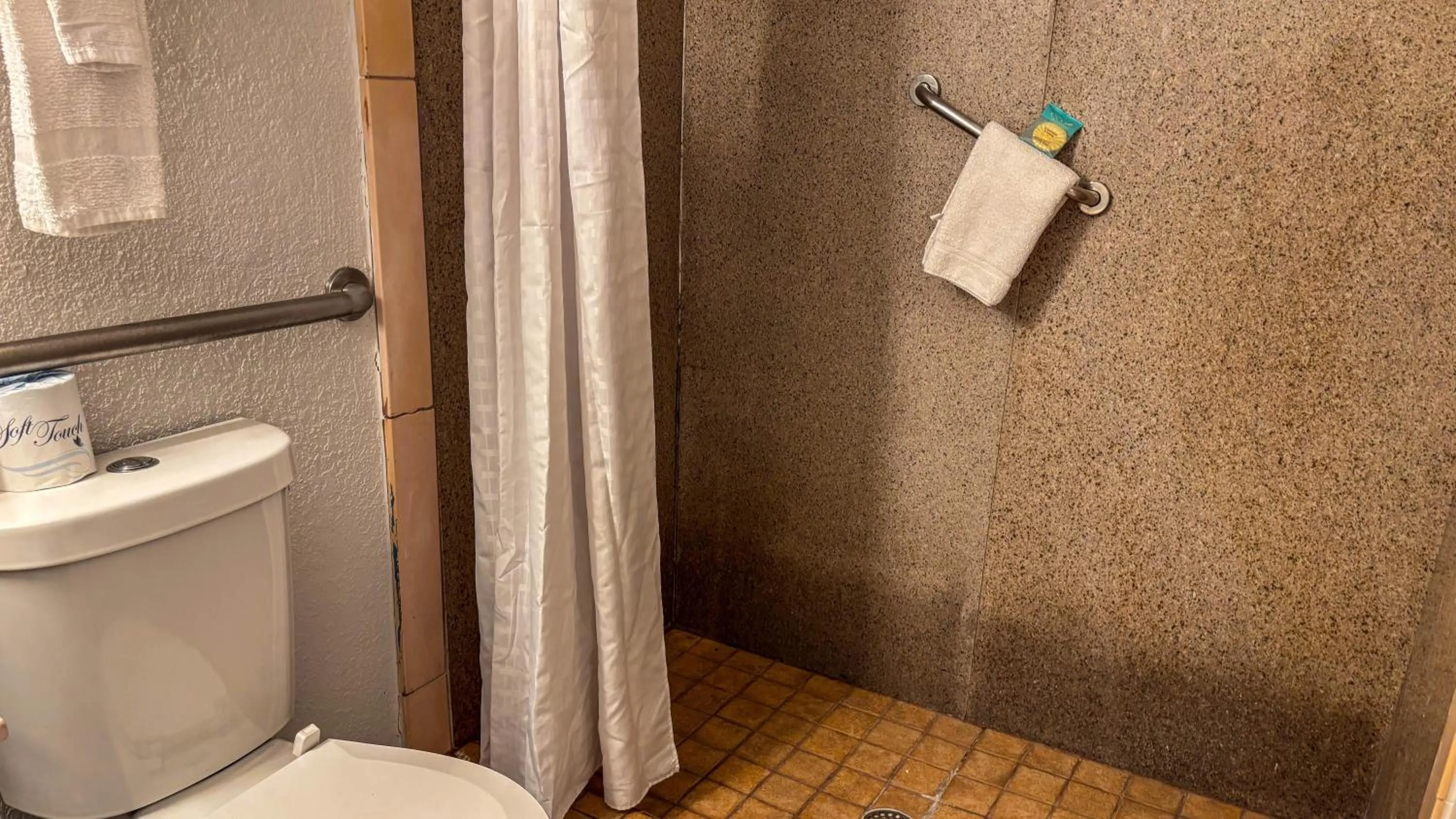 Bathroom in Motel 6 - Altamonte Springs, FL