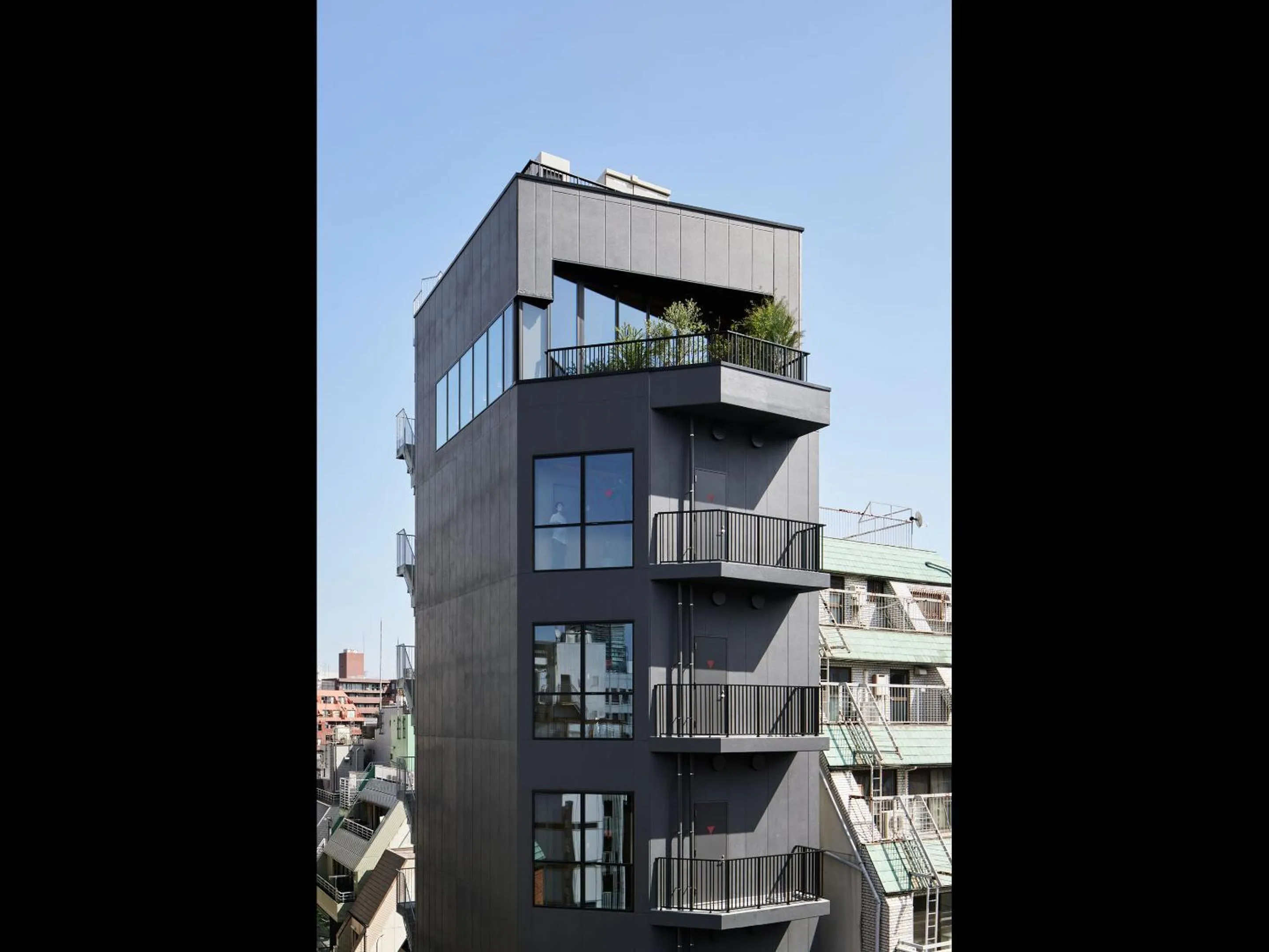 Property building in 9h nine hours woman Shinjuku