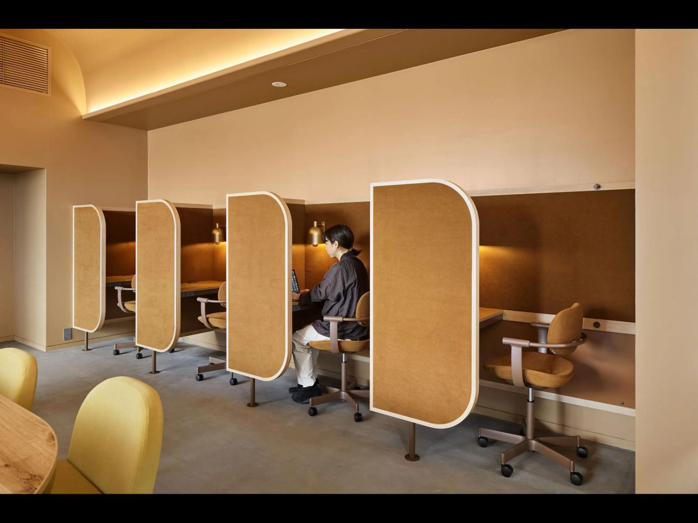 Business facilities in 9h nine hours woman Shinjuku