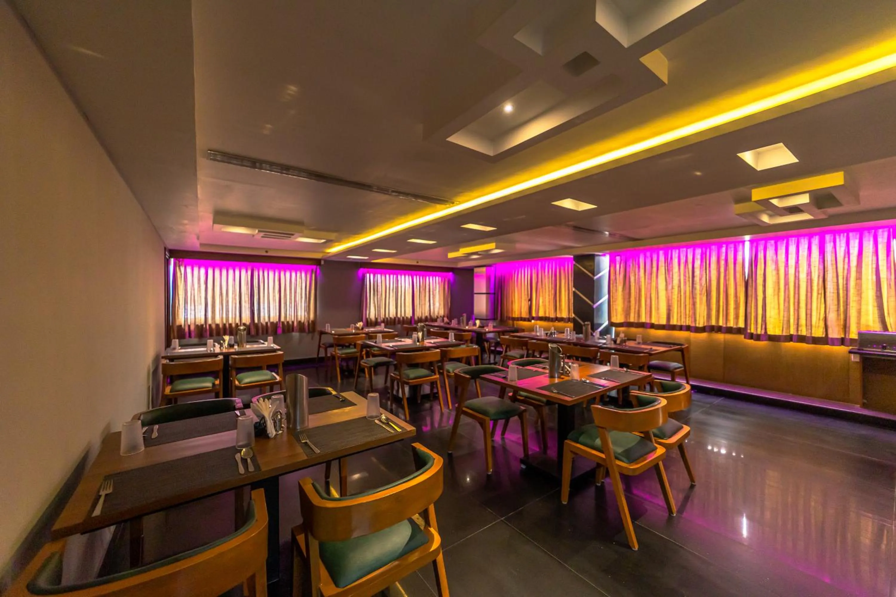 oven in Hotel Tamizh Park