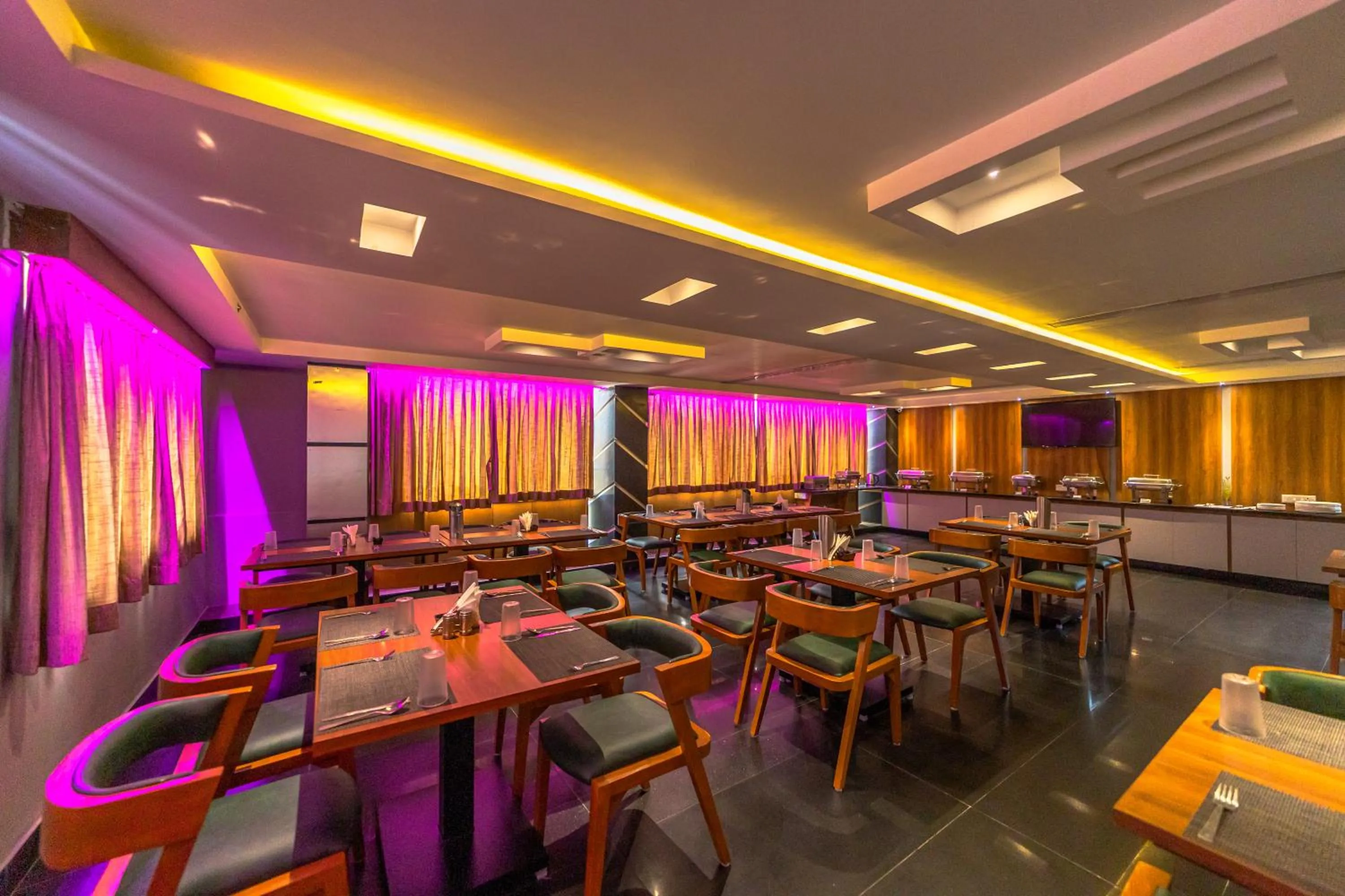 oven in Hotel Tamizh Park