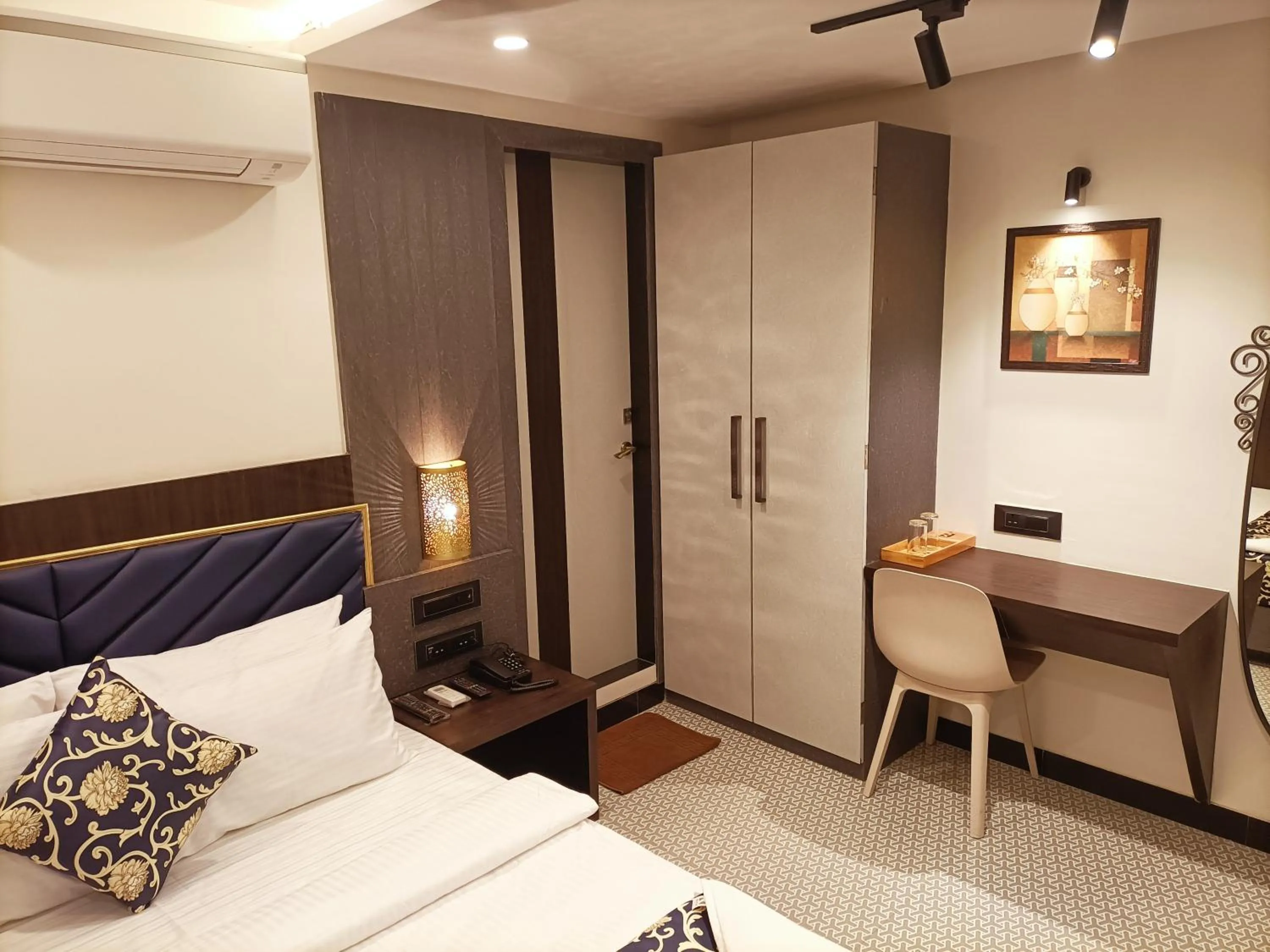 Photo of the whole room in Rich Hotel Mumbai