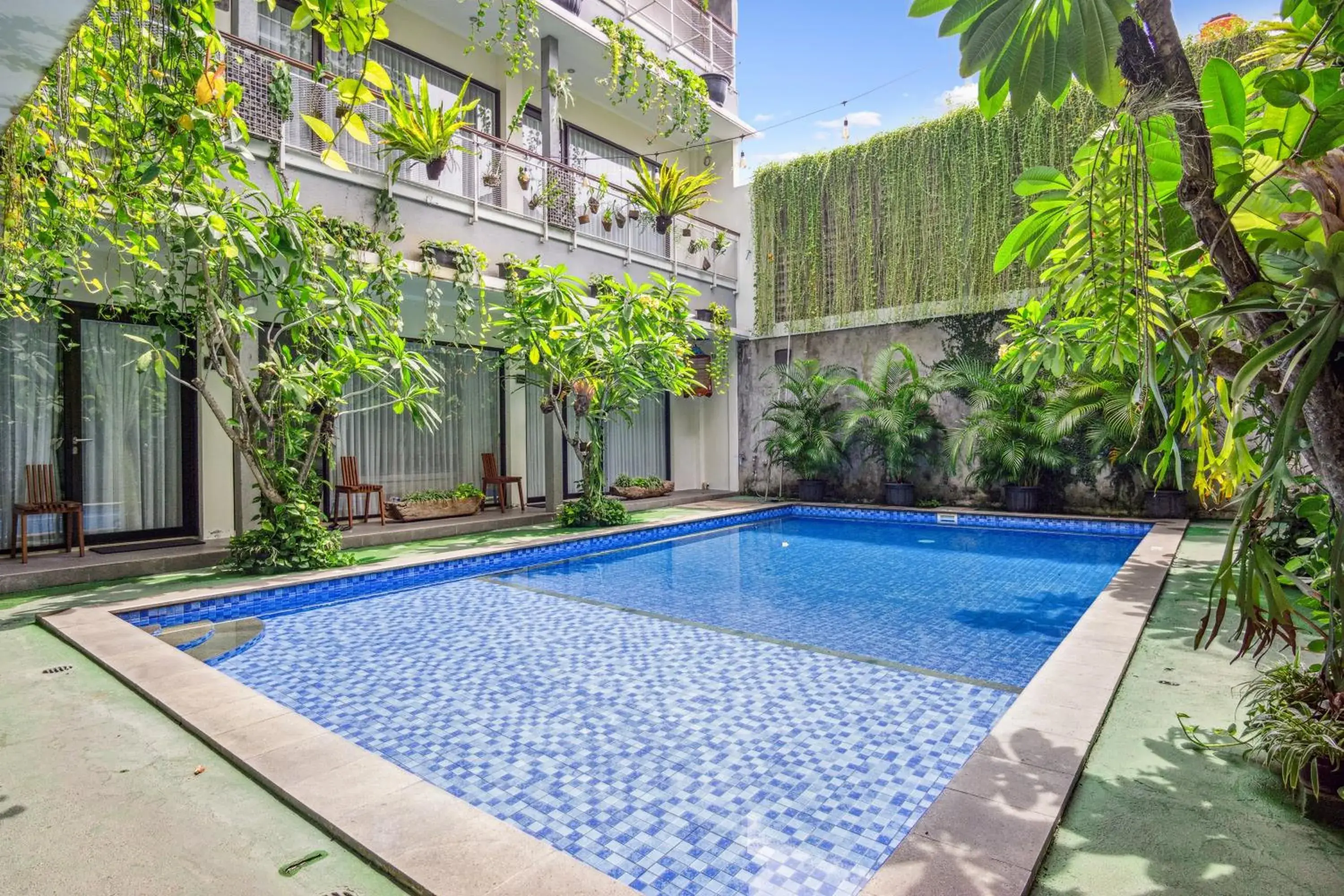 Swimming pool in Roemah Kenari Swimming pool in Roemah Kenari