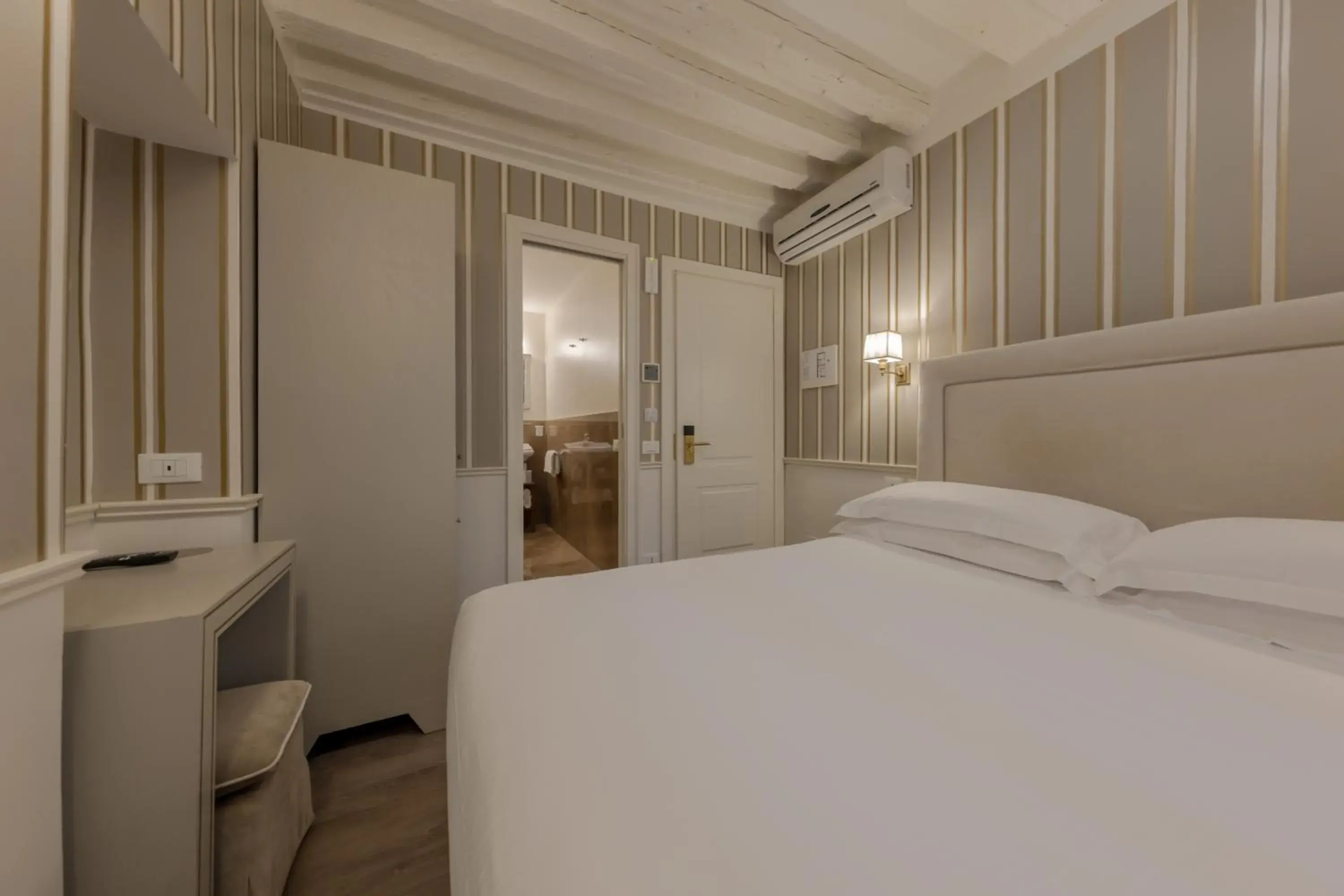 Photo of the whole room, Bed in Hotel Bartolomeo Photo of the whole room, Bed in Hotel Bartolomeo