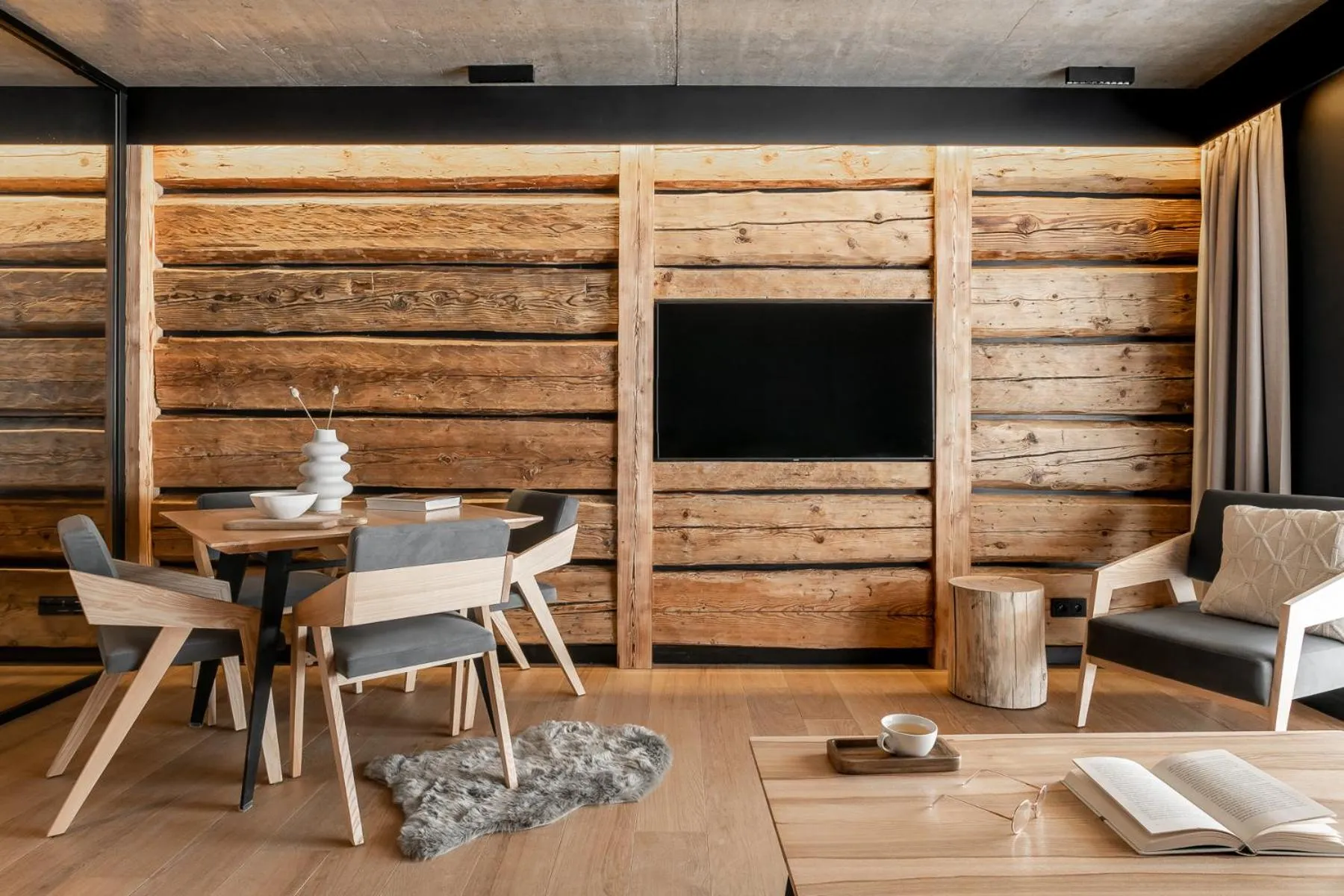 TV and multimedia in Villa T Apartments & SPA