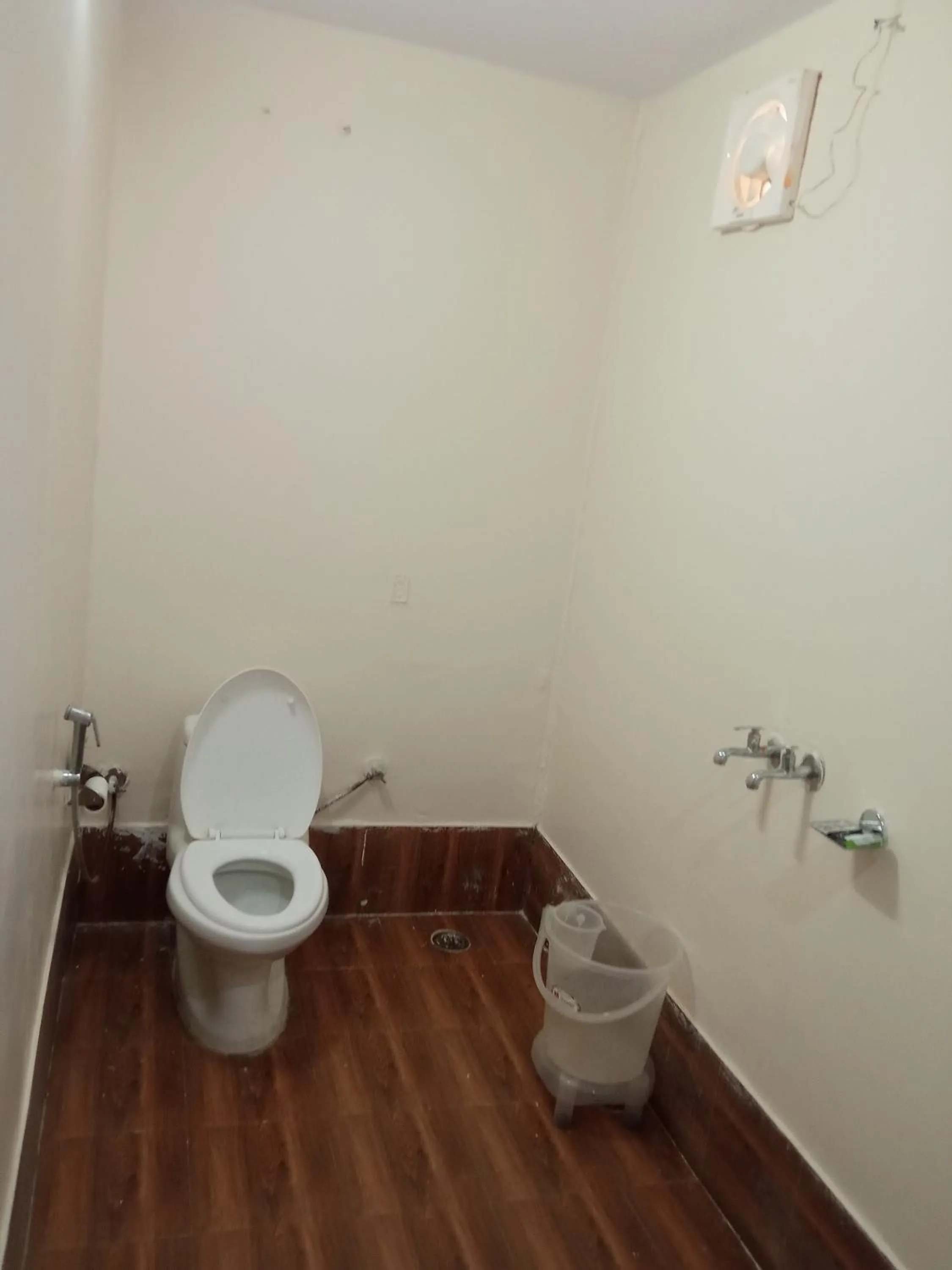 Toilet in IN APPLE ESTATE KANATAL - Himalayan View Resort with Courteous Staff