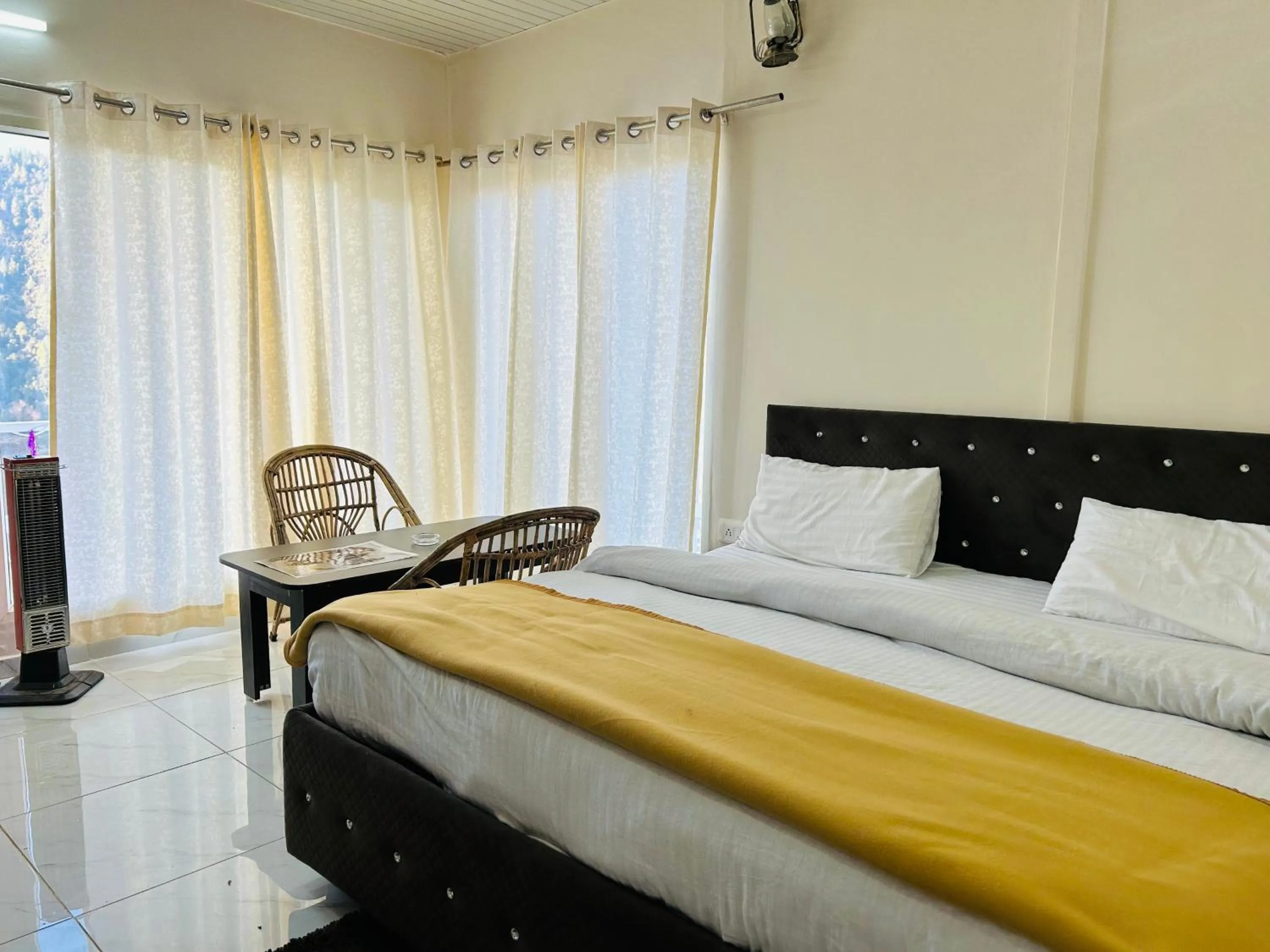 Bed in IN APPLE ESTATE KANATAL - Himalayan View Resort with Courteous Staff