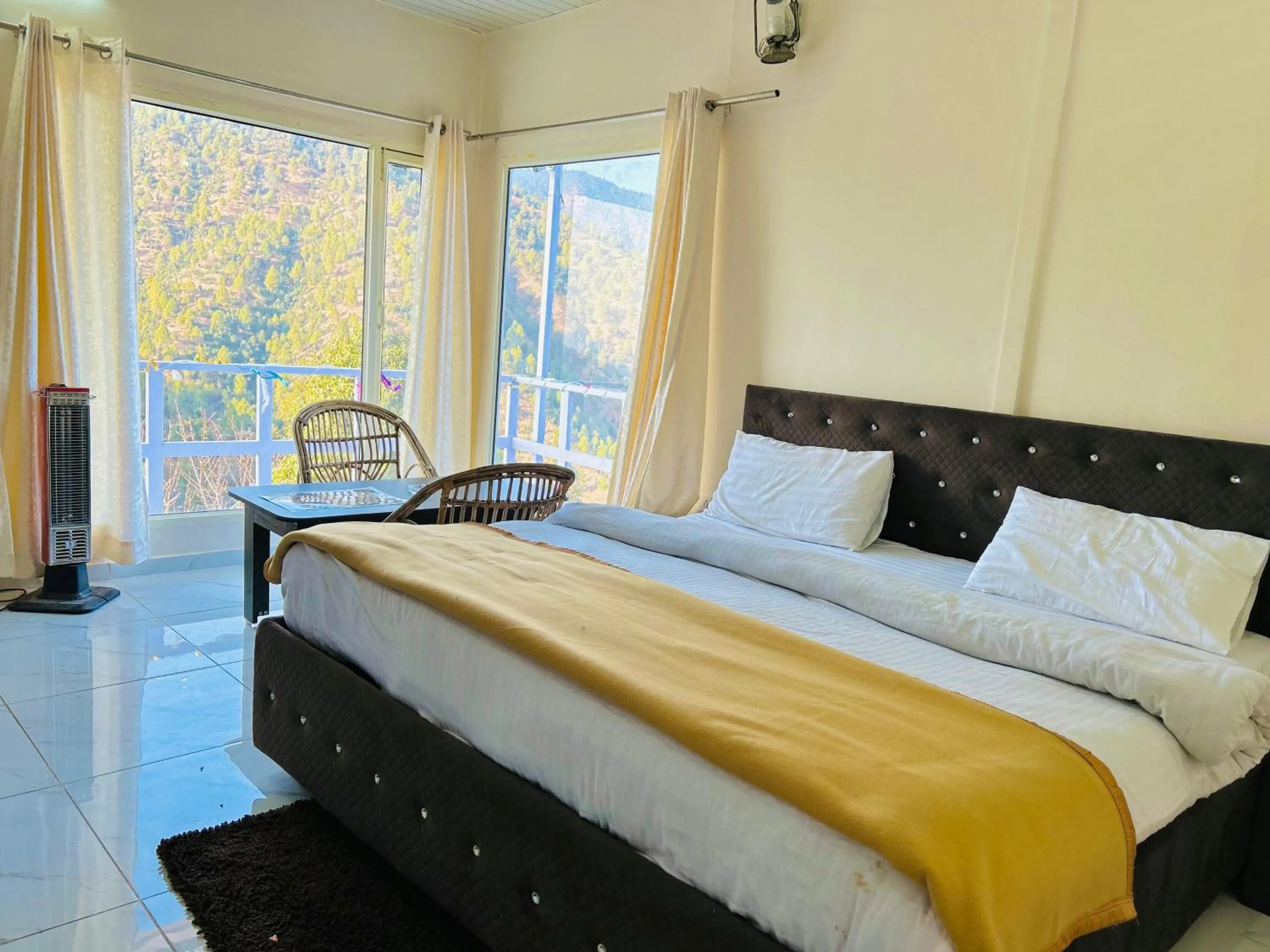 Bed in IN APPLE ESTATE KANATAL - Himalayan View Resort with Courteous Staff
