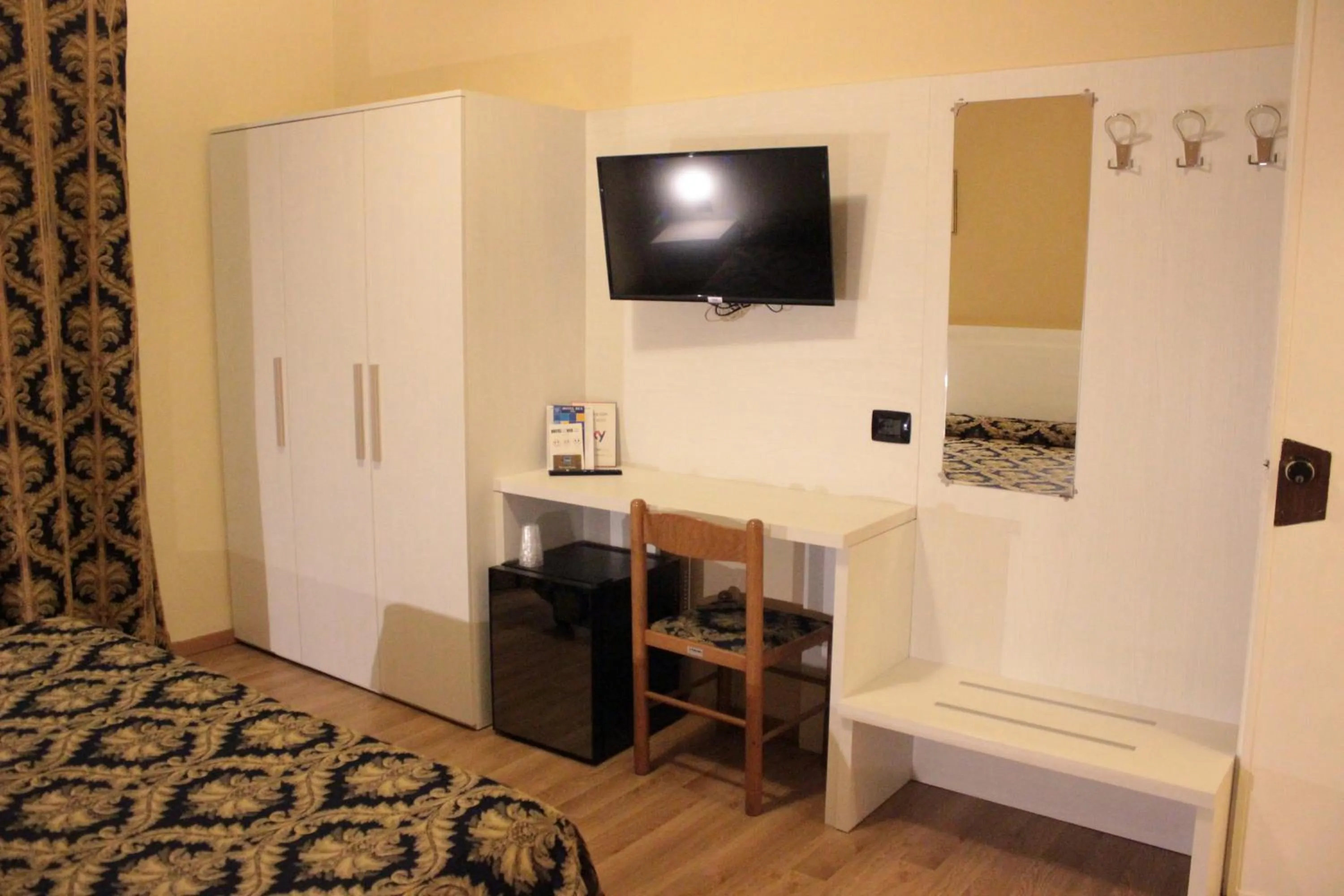 Bedroom, Bed in Hotel Rex Milano