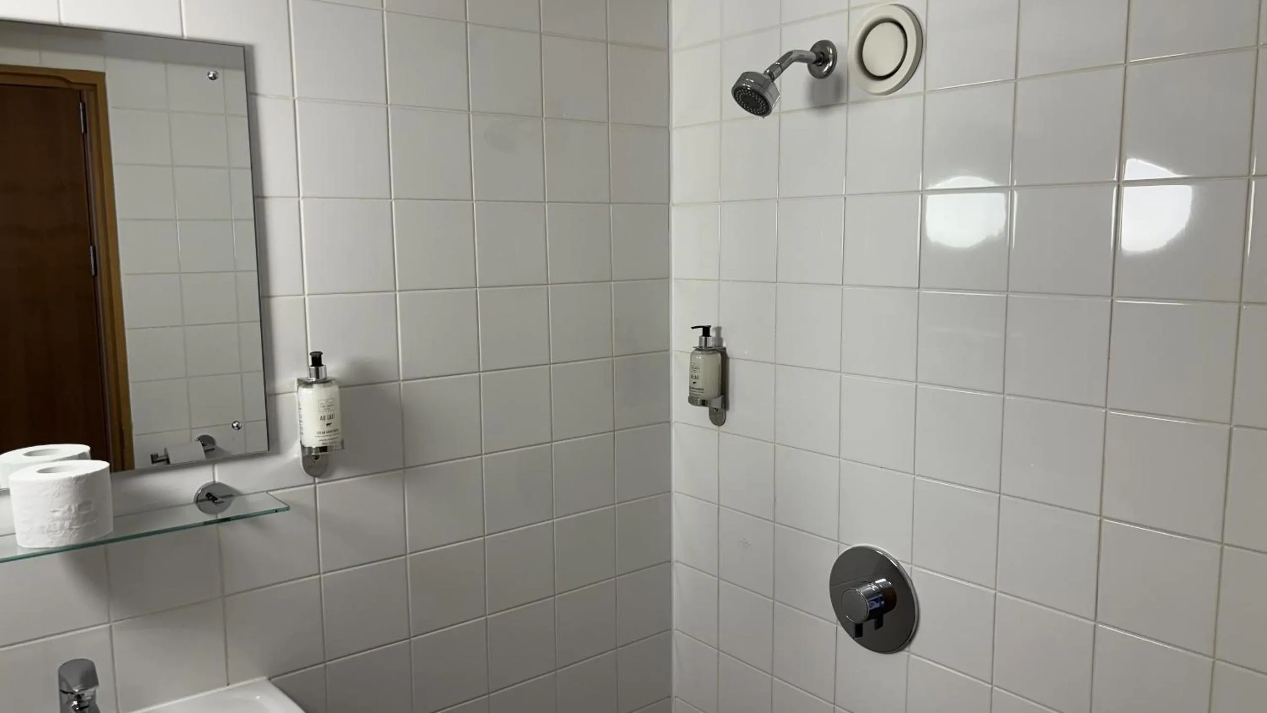 Shower in Broadview Hotel