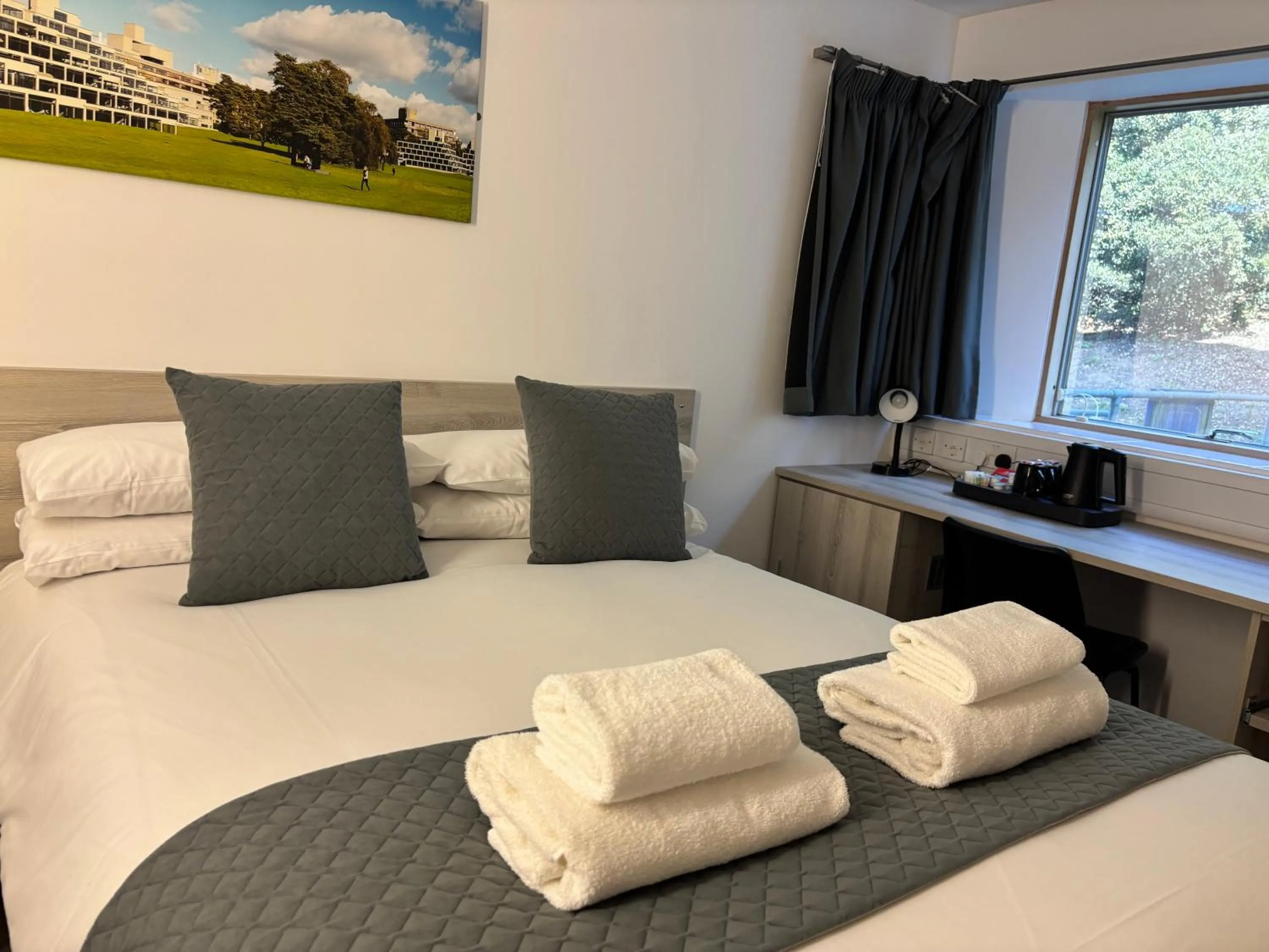 Bedroom, Bed in Broadview Hotel