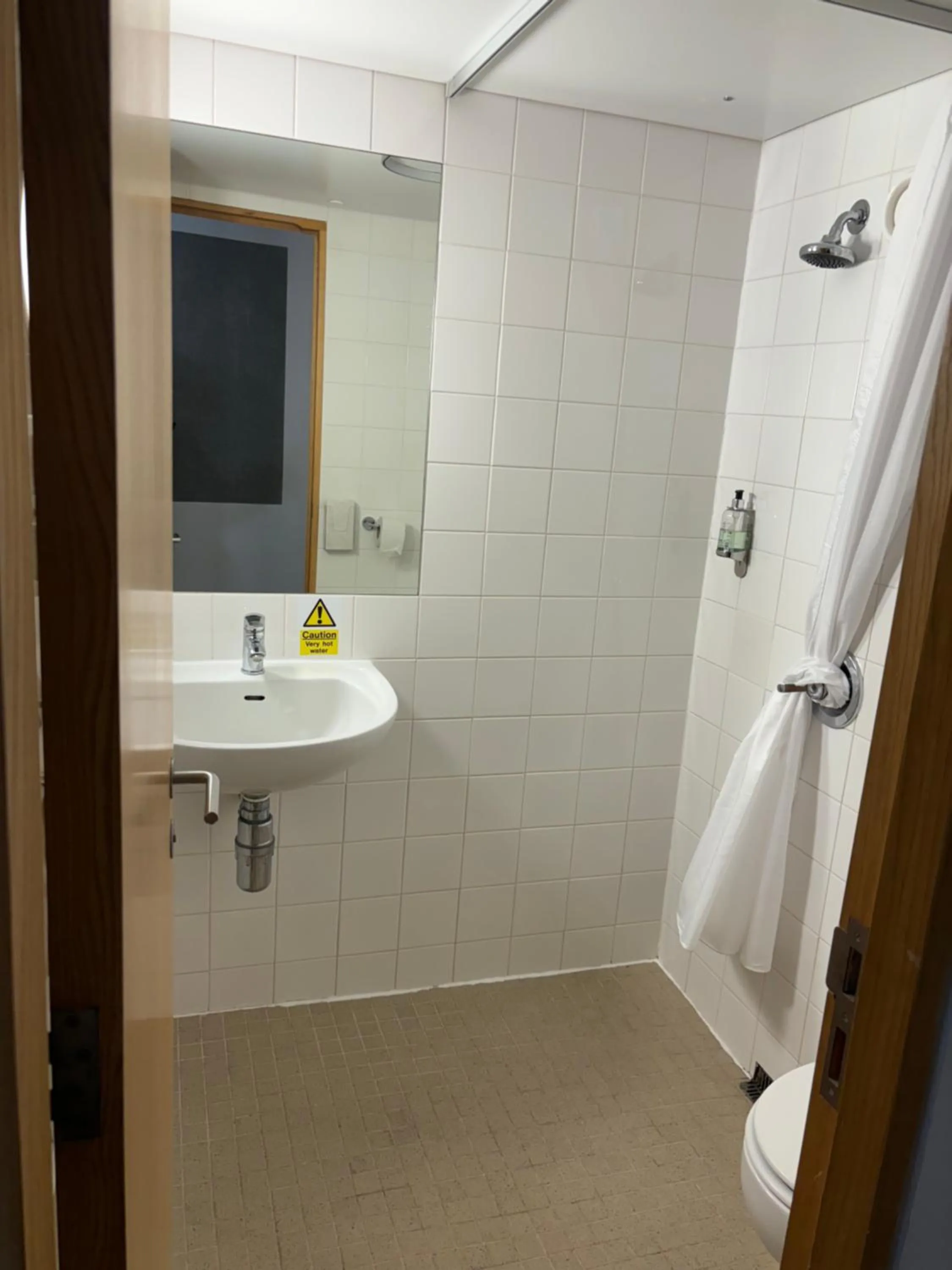 Shower in Broadview Hotel