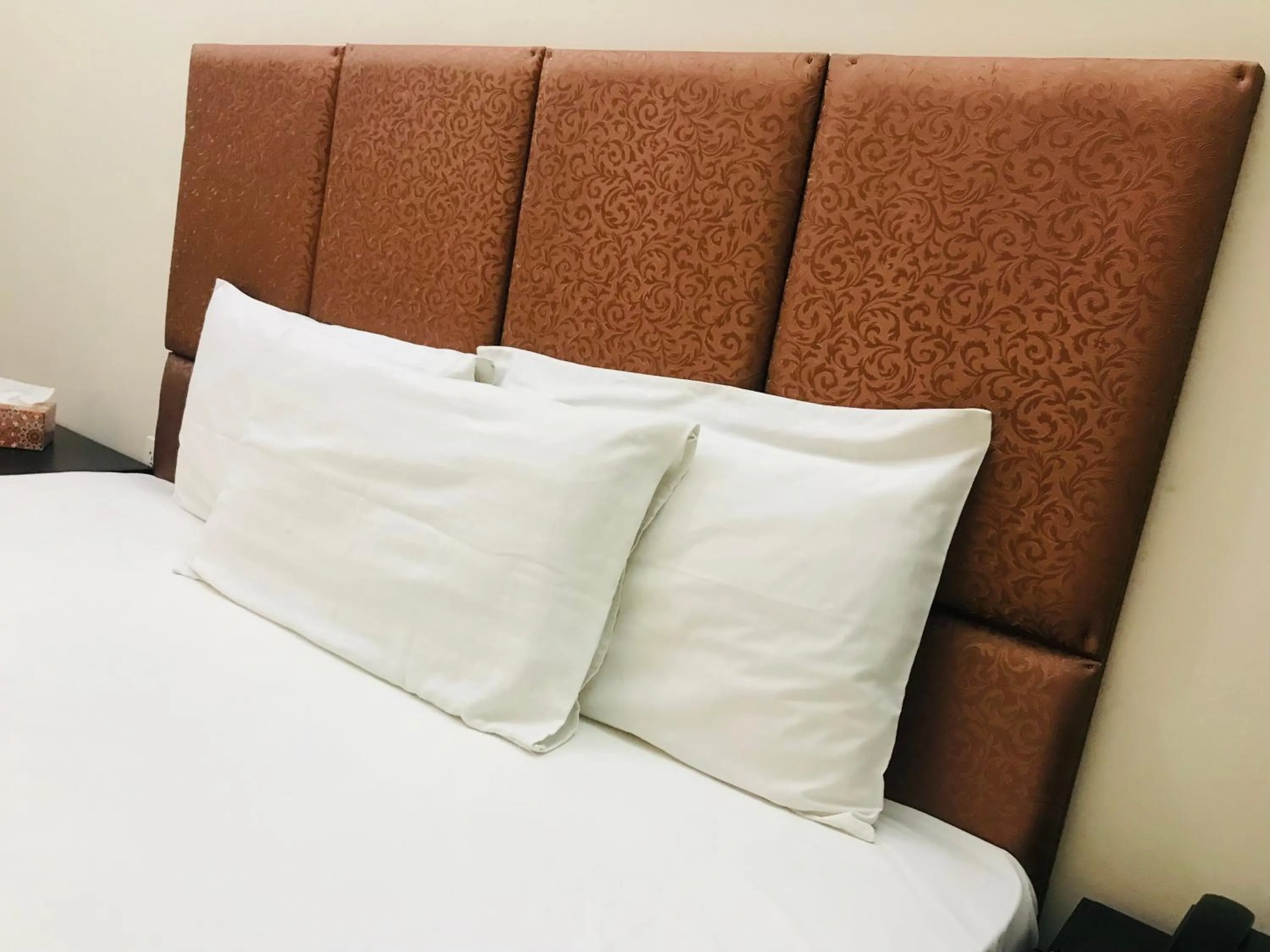 Bed in Hotel Rose Inn Lahore