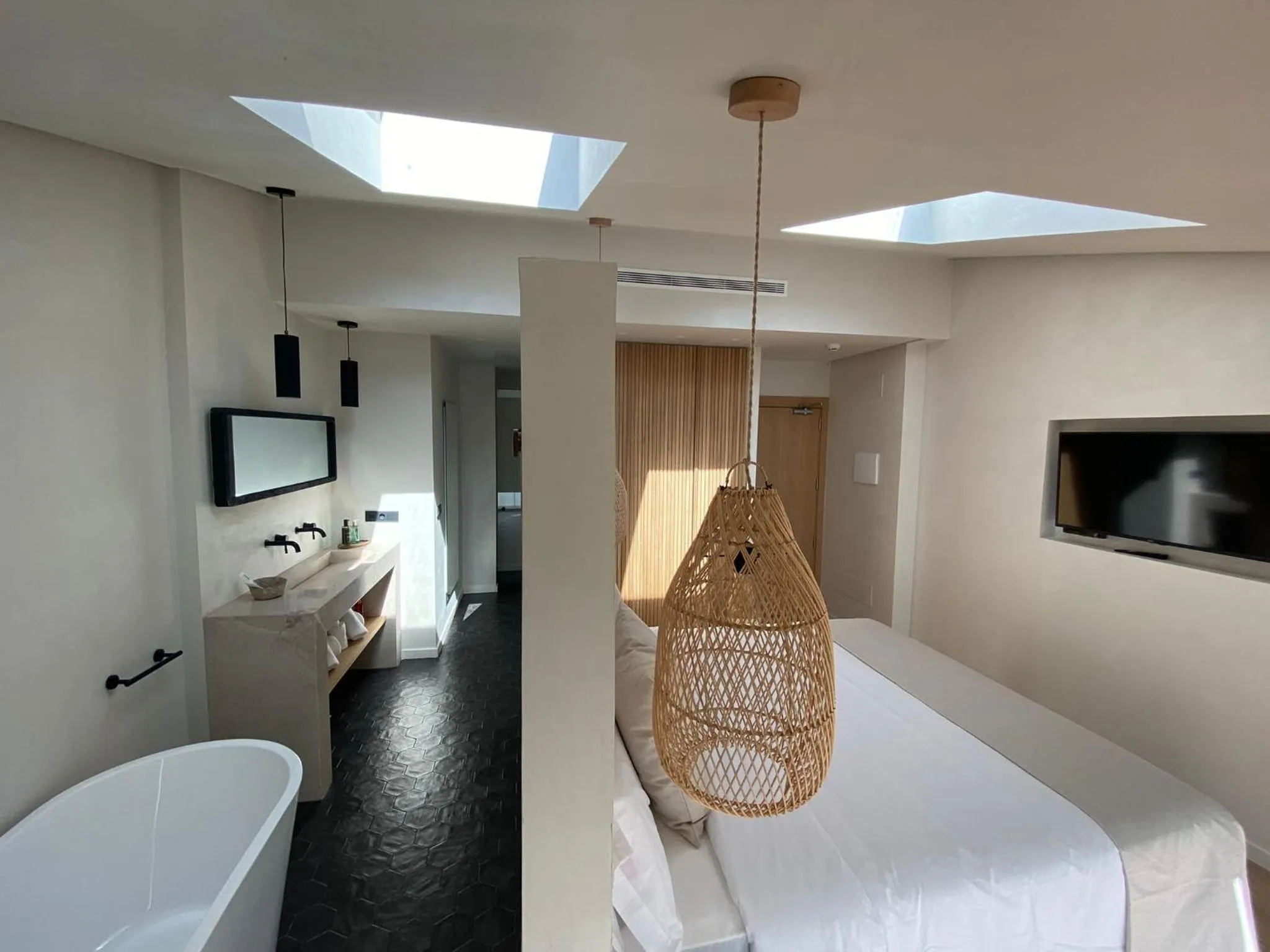 Toilet, Bed in S´Estancia Suites