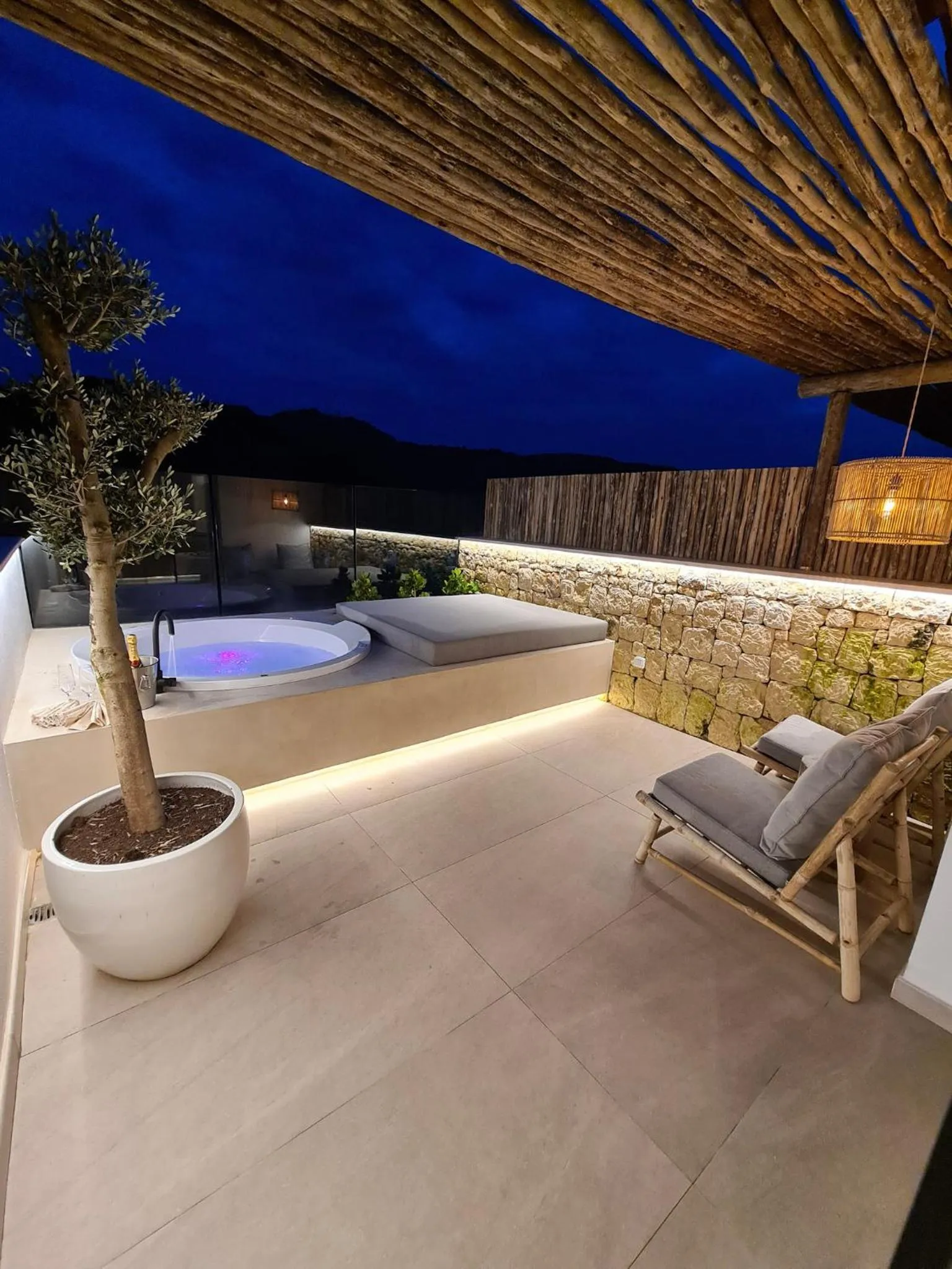 Night in S´Estancia Suites