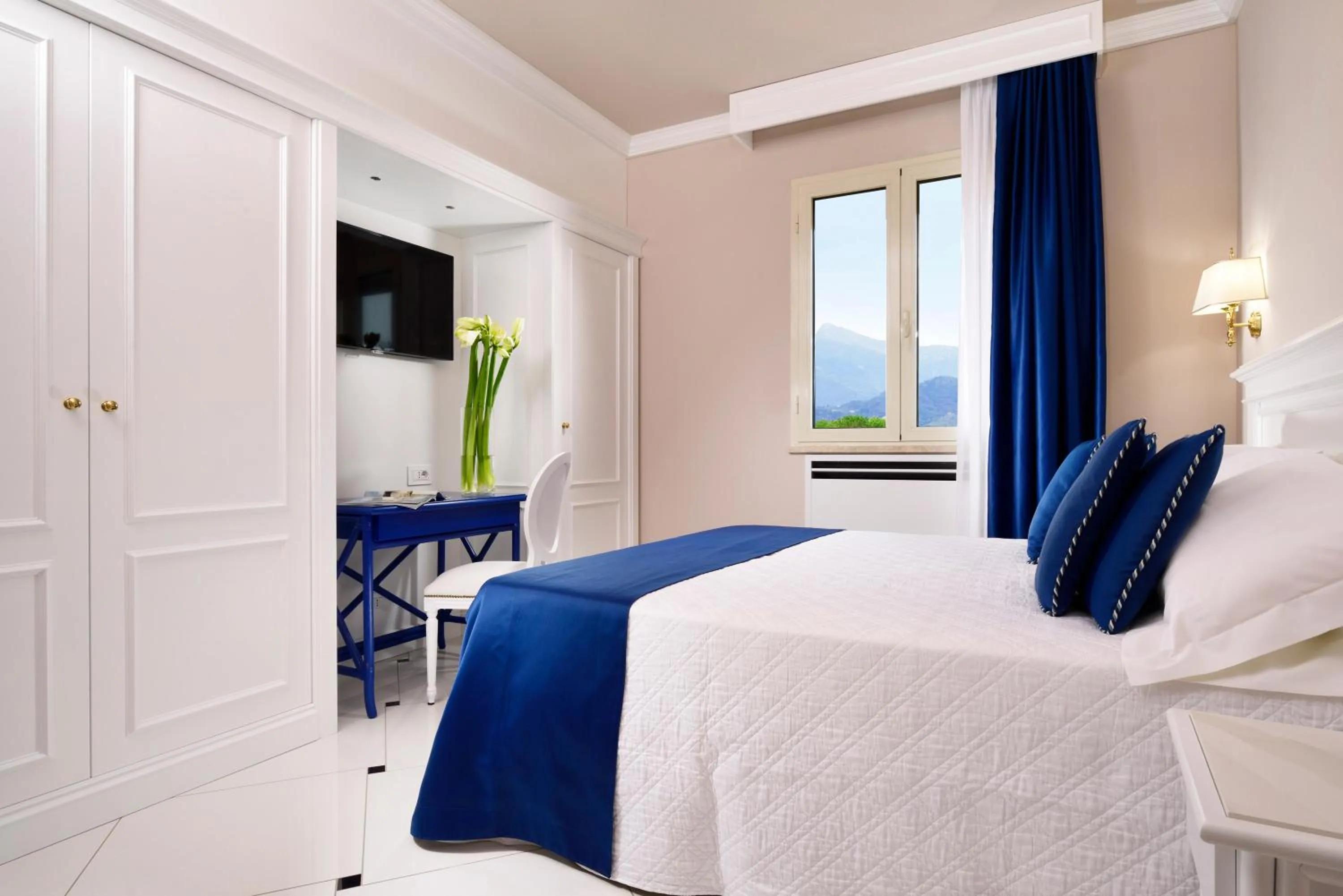 Bedroom, Bed in Hotel President