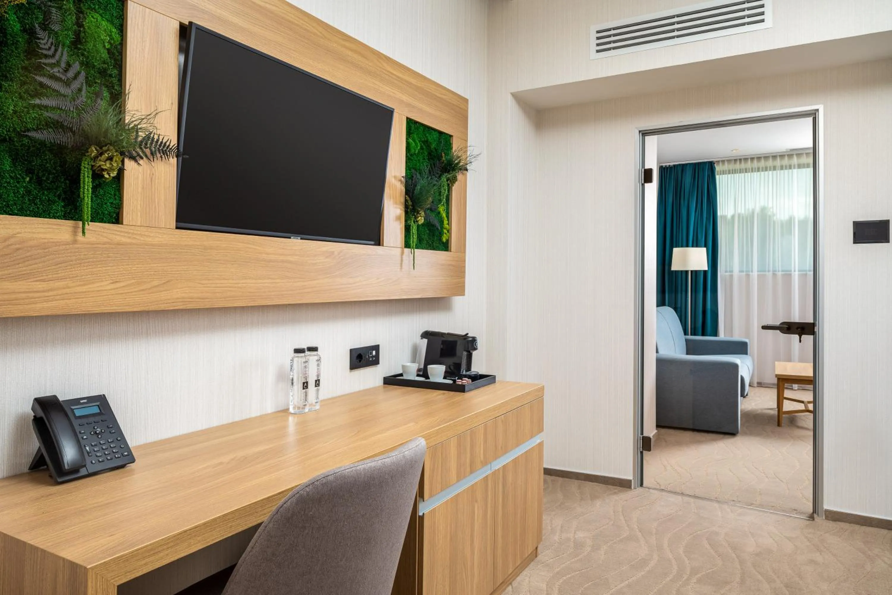 TV and multimedia in Alma Health & Spa Retreat