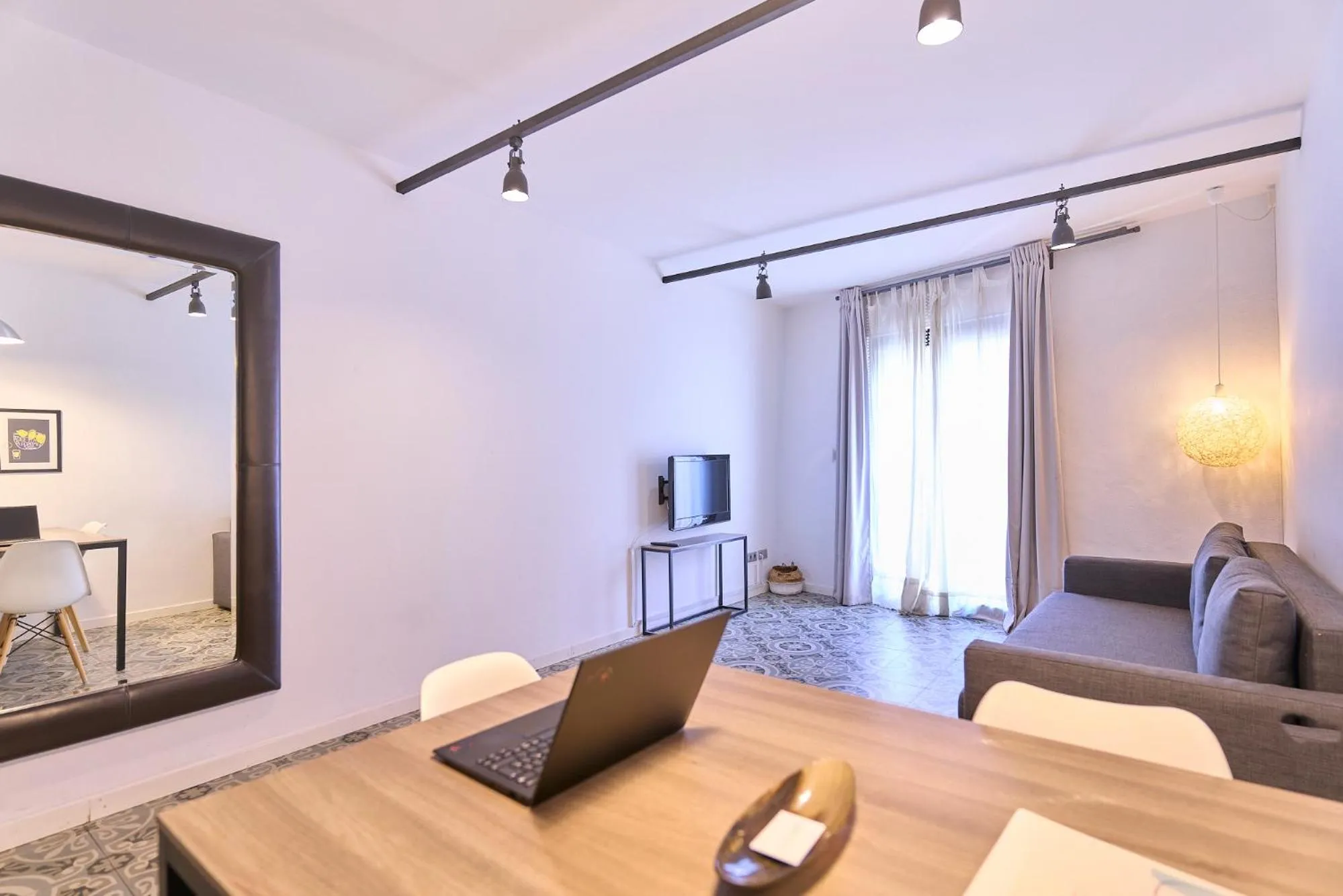 Liceu Apartments by gaiarooms