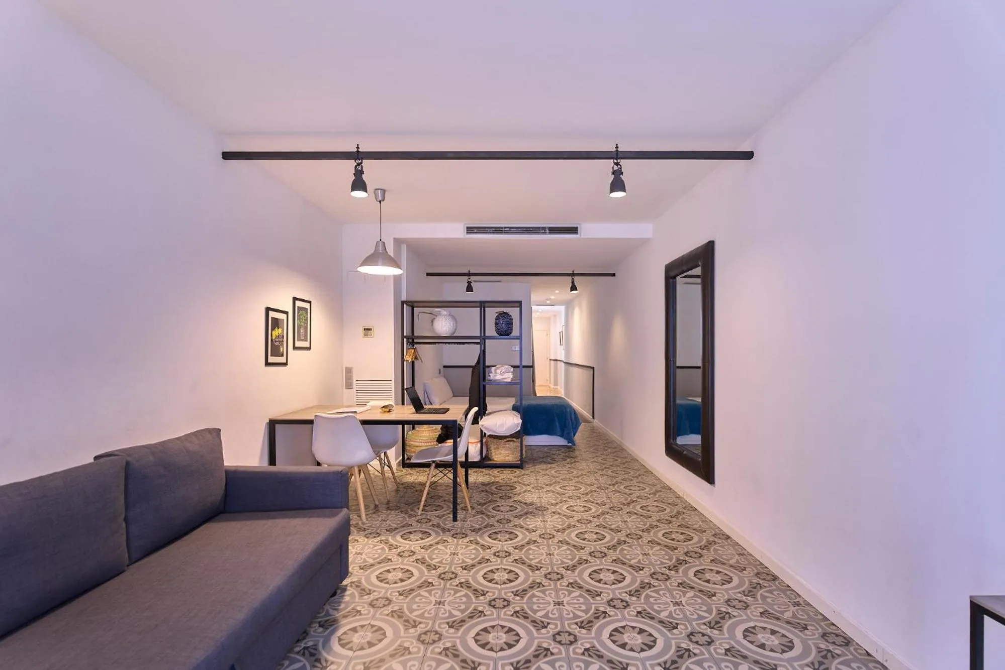 Liceu Apartments by gaiarooms