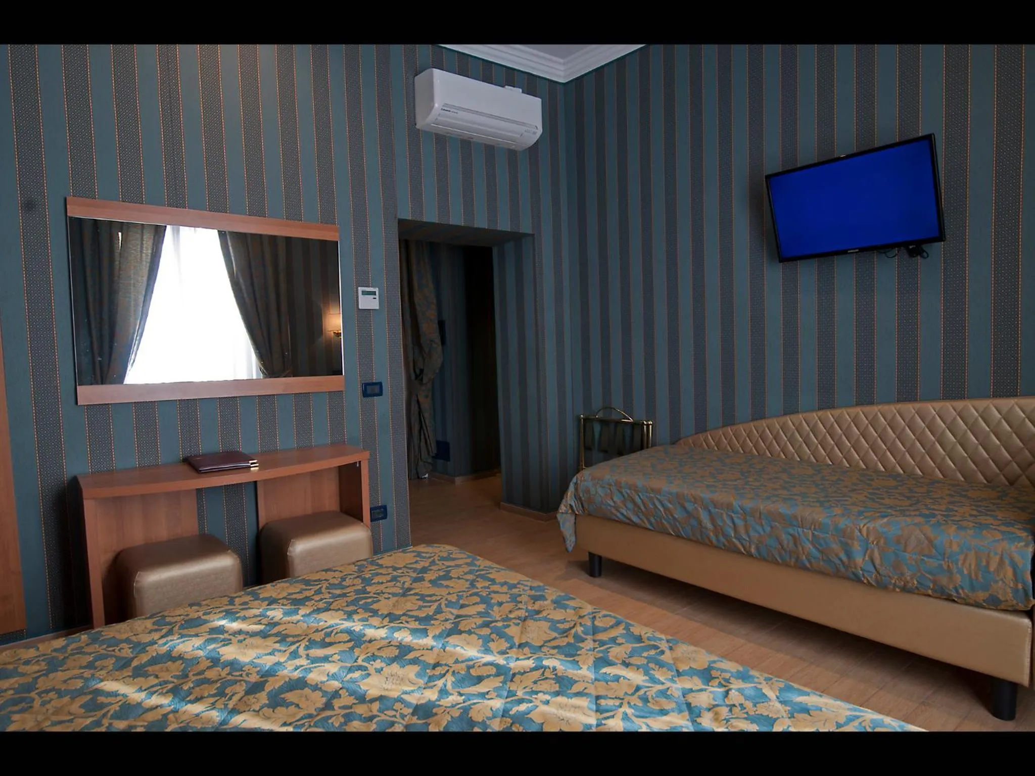 Bedroom, Bed in Hotel Lirico