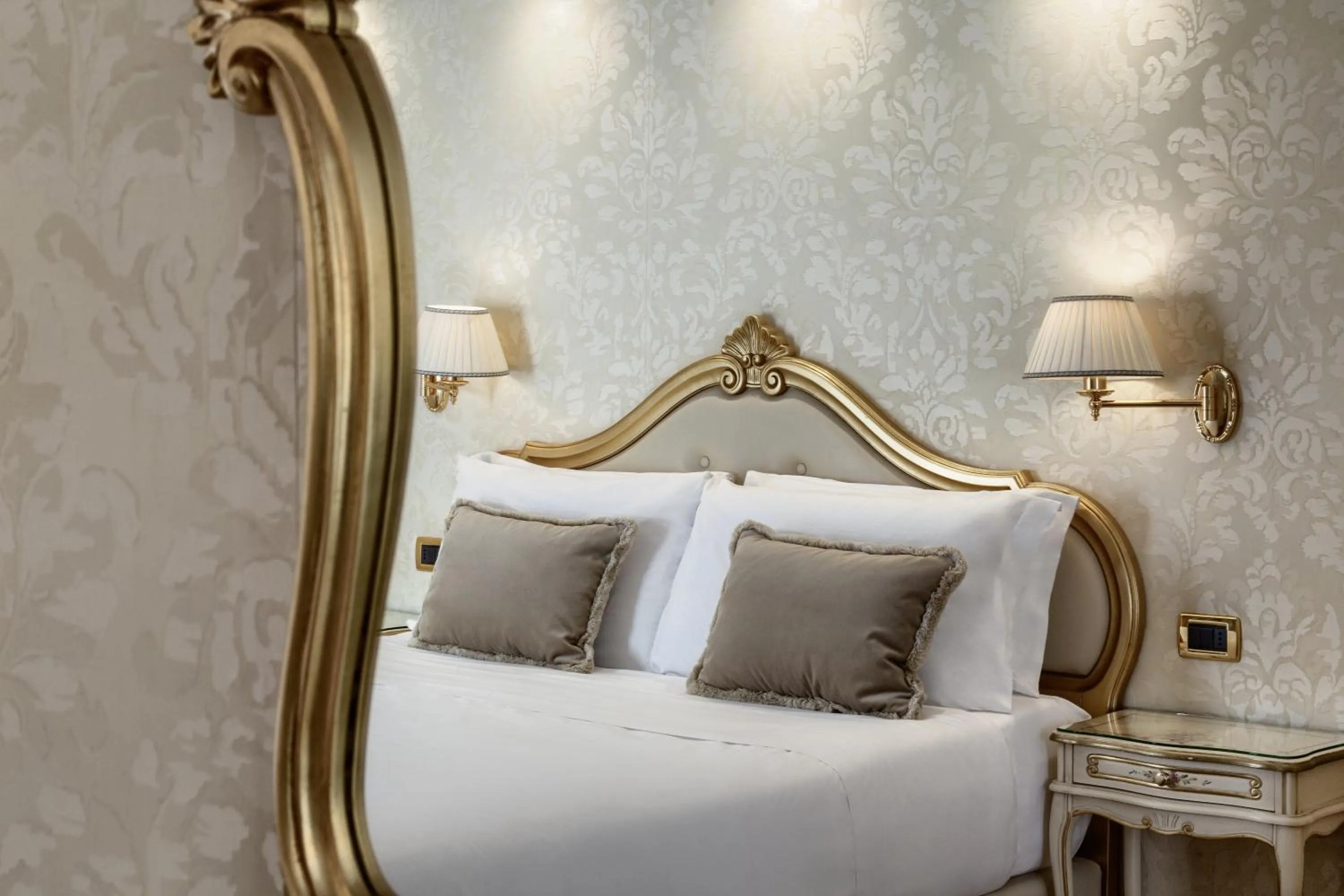 Bed in Hotel Olimpia Venice, BW Signature Collection 3sup