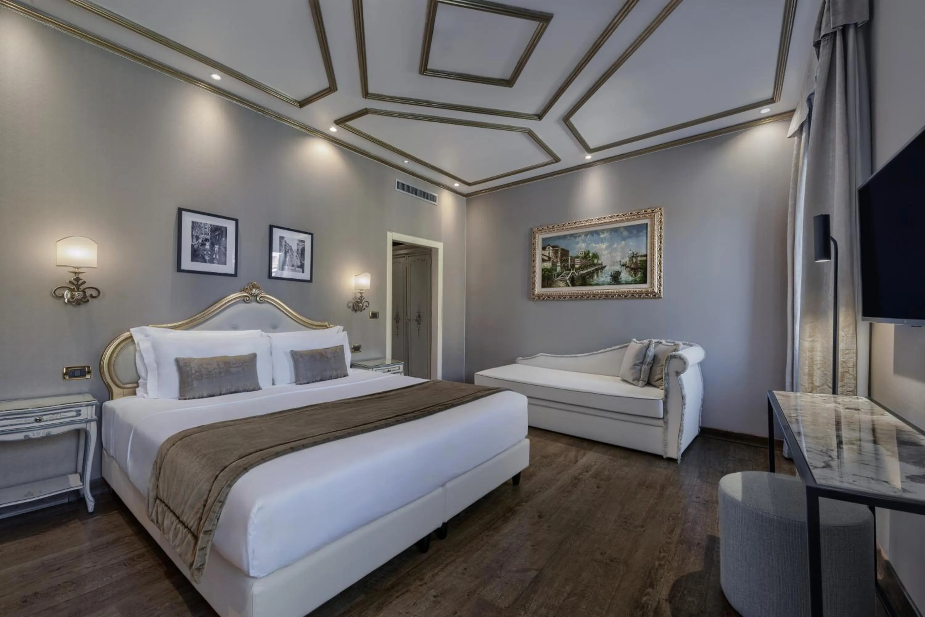Bed in Hotel Olimpia Venice, BW Signature Collection 3sup