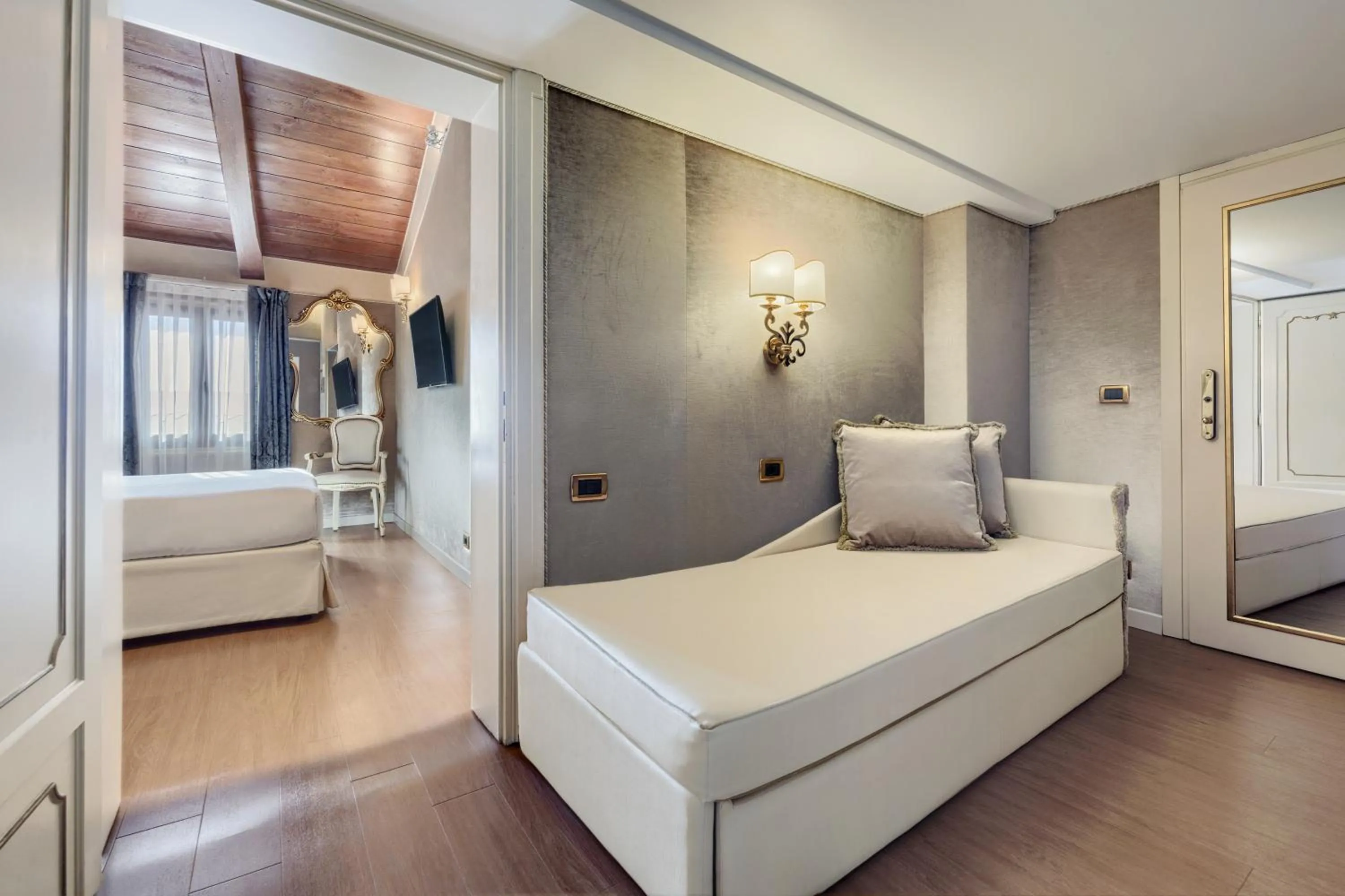 Bed in Hotel Olimpia Venice, BW Signature Collection 3sup