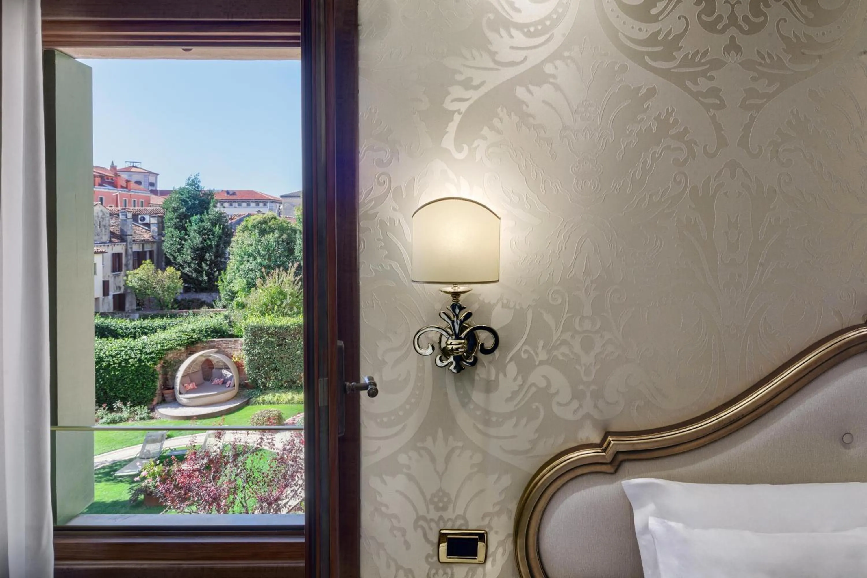 View (from property/room), Bed in Hotel Olimpia Venice, BW Signature Collection 3sup