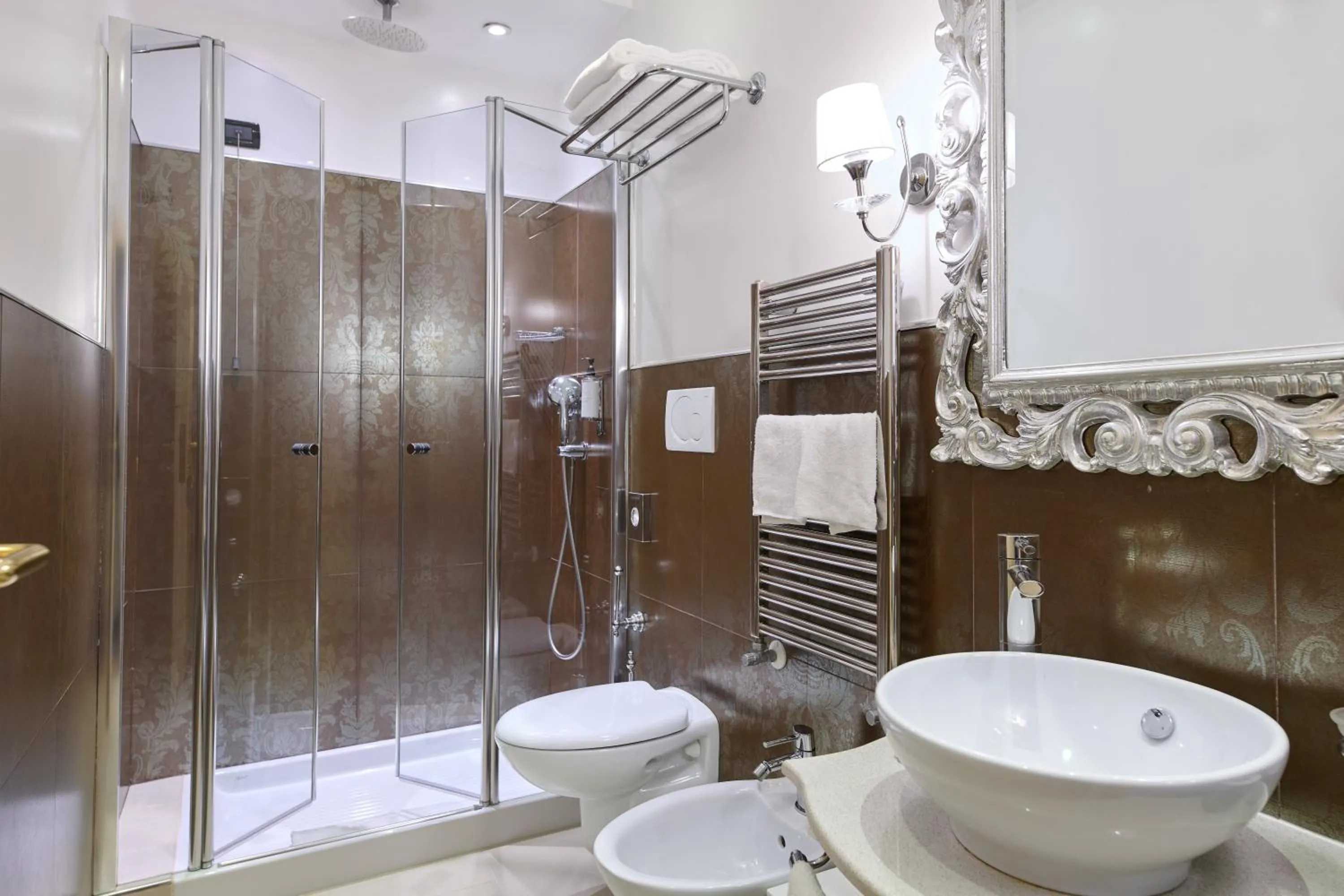 Shower in Hotel Olimpia Venice, BW Signature Collection 3sup