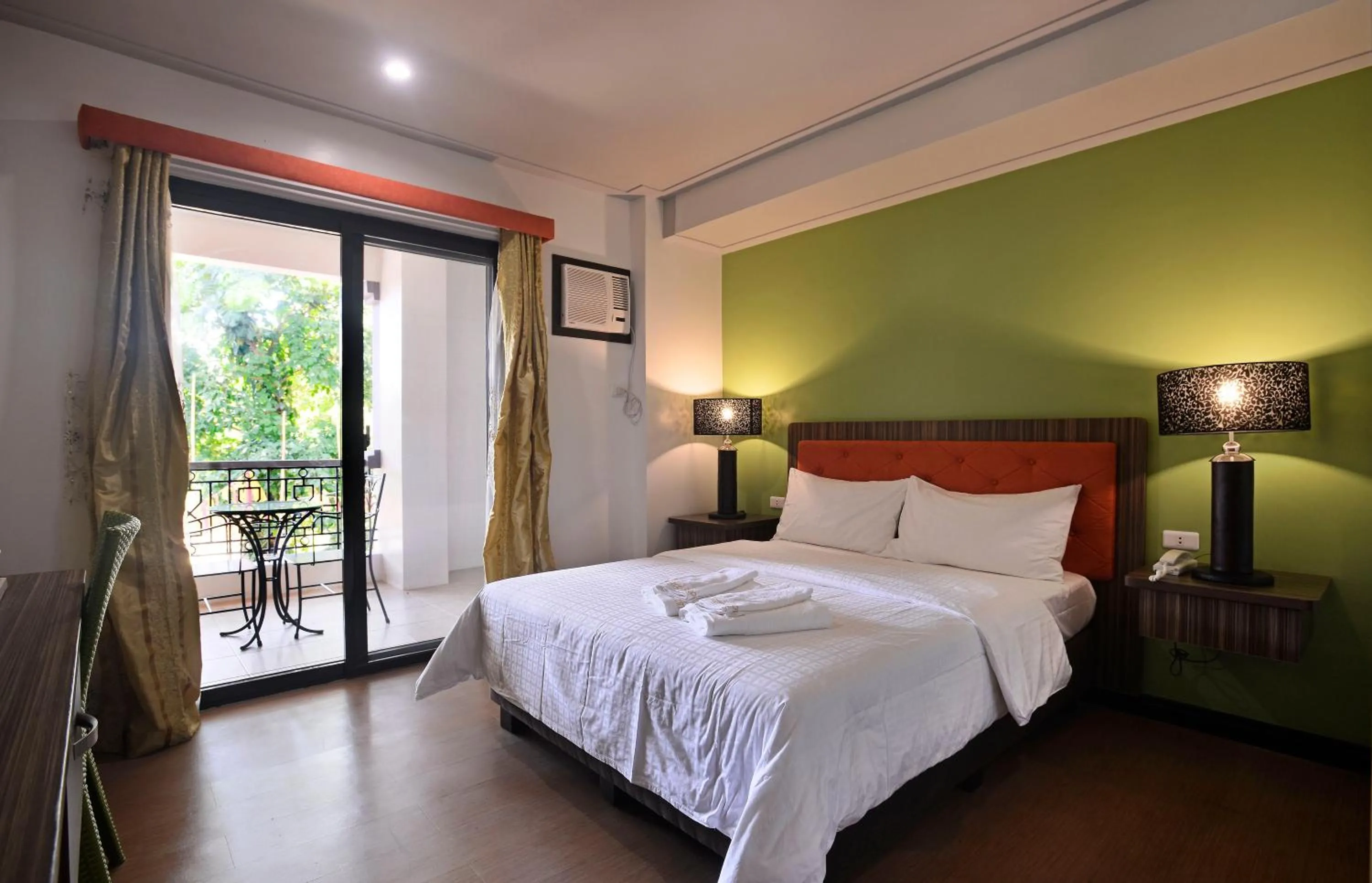 Standard Queen Room in Momarco Forest Cove