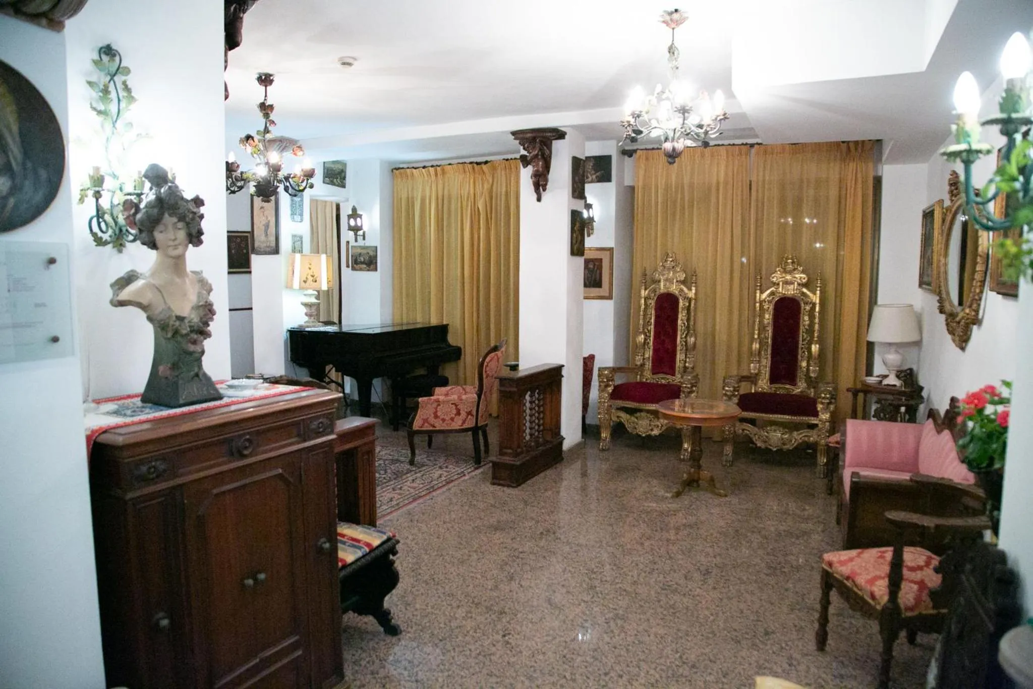 Communal lounge/ TV room in Hotel La Riva