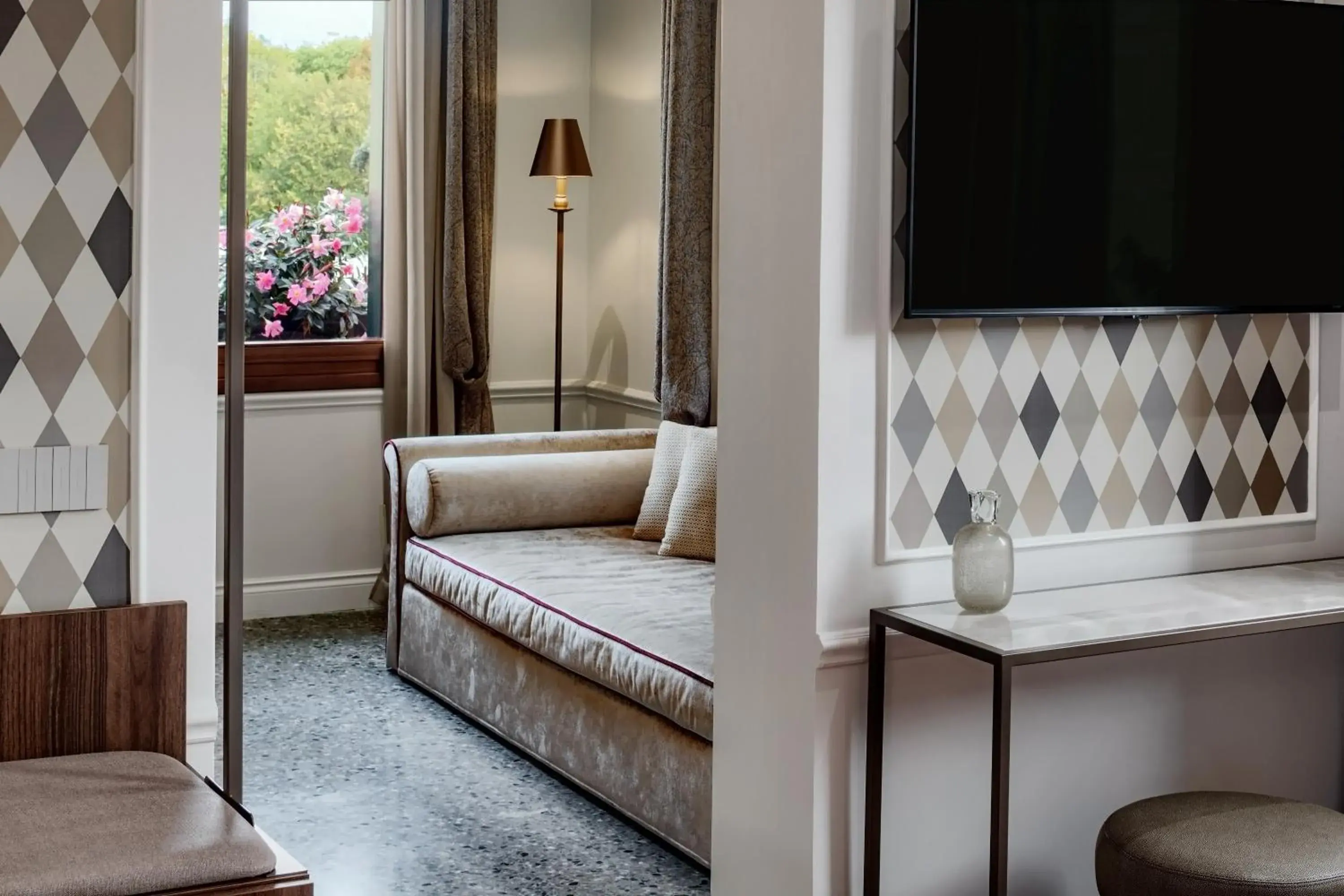 TV and multimedia, Bed in Hotel Arlecchino TV and multimedia, Bed in Hotel Arlecchino