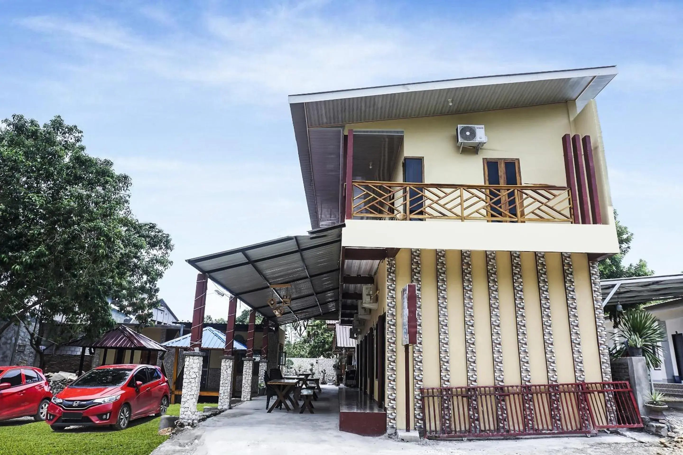 Facade/entrance in Hotel O Penginapan Dafandra Beach Near Pantai Tanjung Bira Facade/entrance in Hotel O Penginapan Dafandra Beach Near Pantai Tanjung Bira