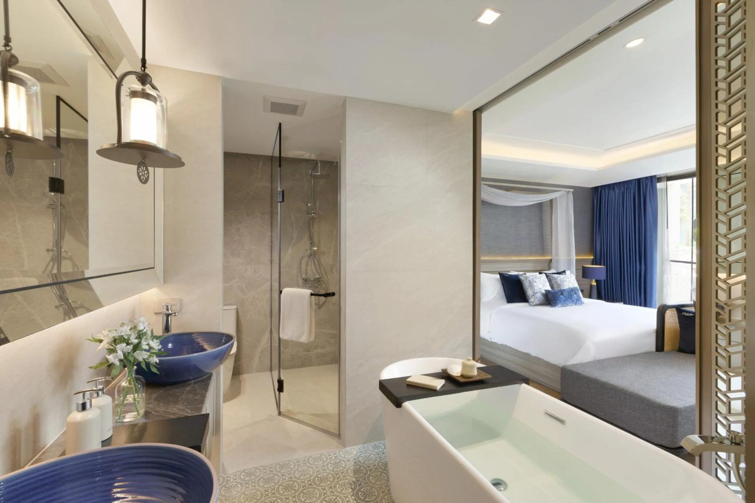 Shower, Bed in Maladee Rendezvous Hotel Chiang Mai