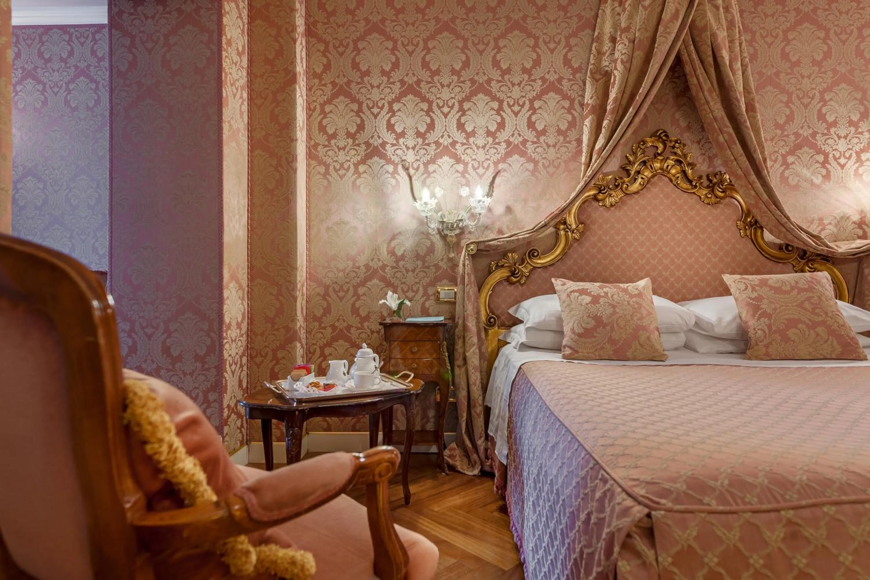 Bed in Hotel Antico Doge - a Member of Elizabeth Hotel Group