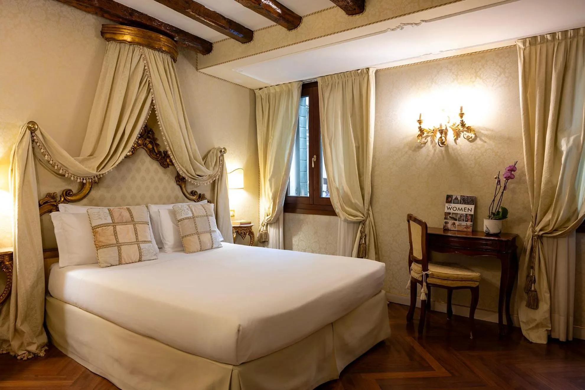 Bed in Hotel Antico Doge - a Member of Elizabeth Hotel Group