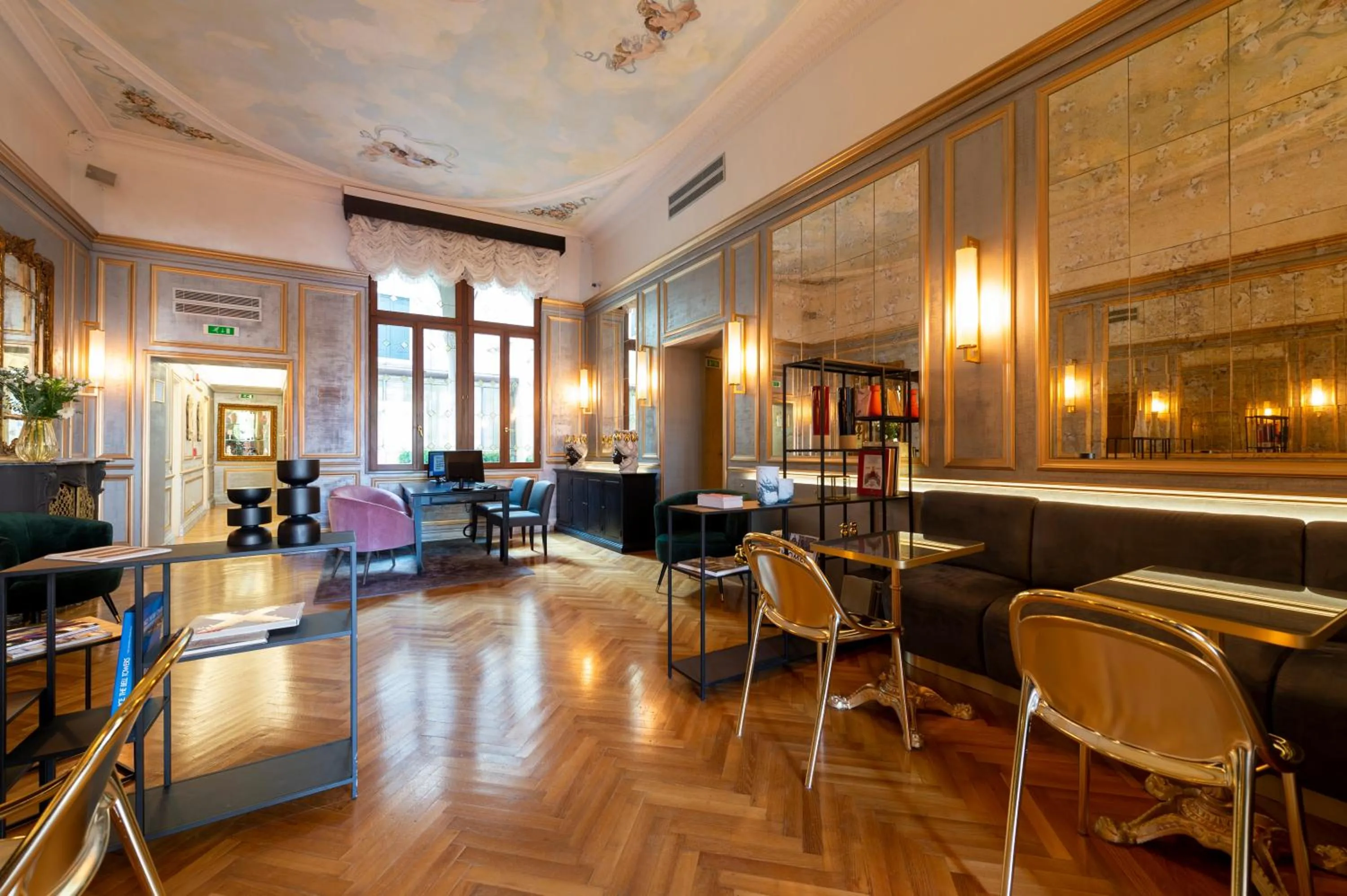 Lobby or reception in Hotel Antico Doge - a Member of Elizabeth Hotel Group