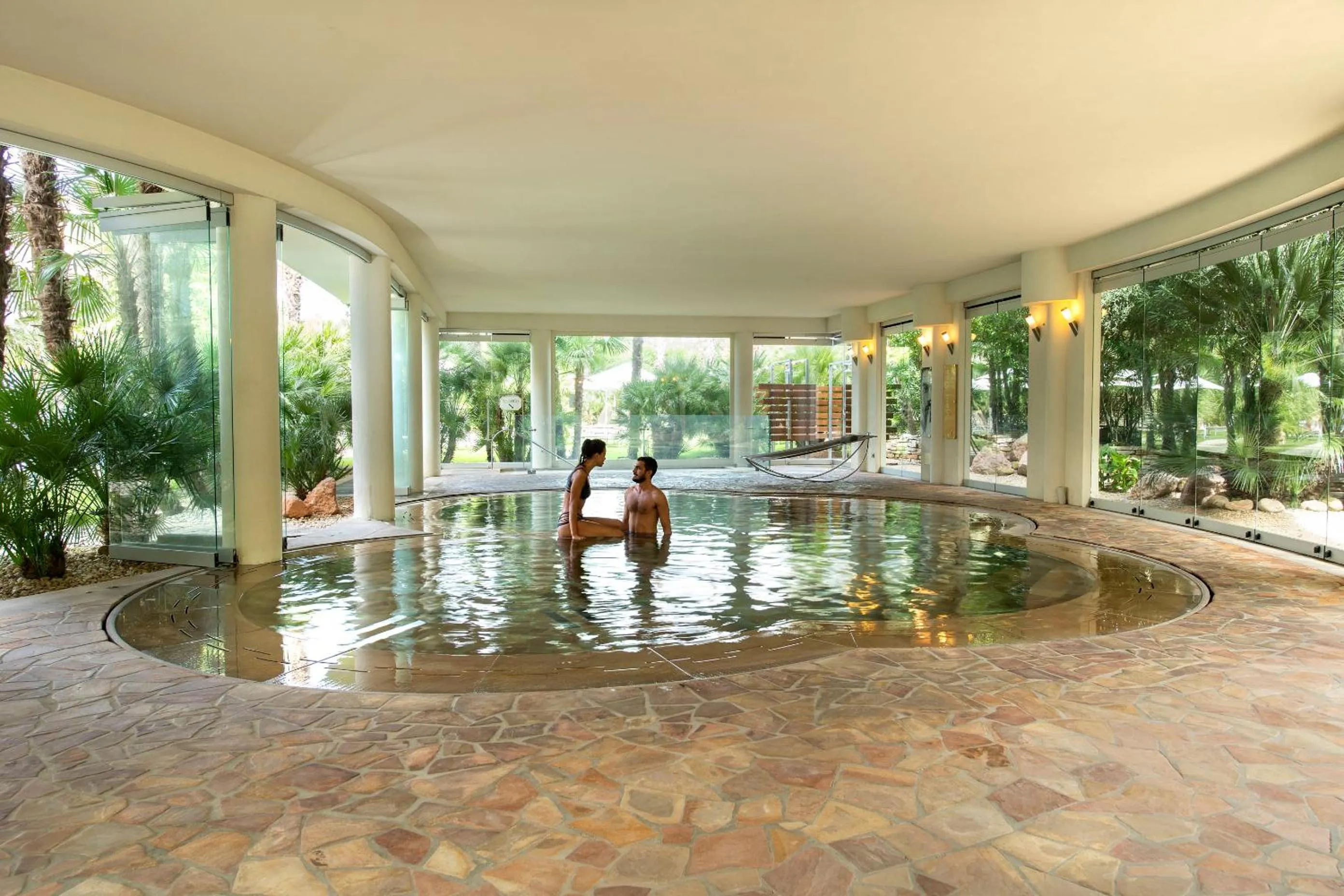 Hot Tub in Color Hotel Style, Design & Gourmet