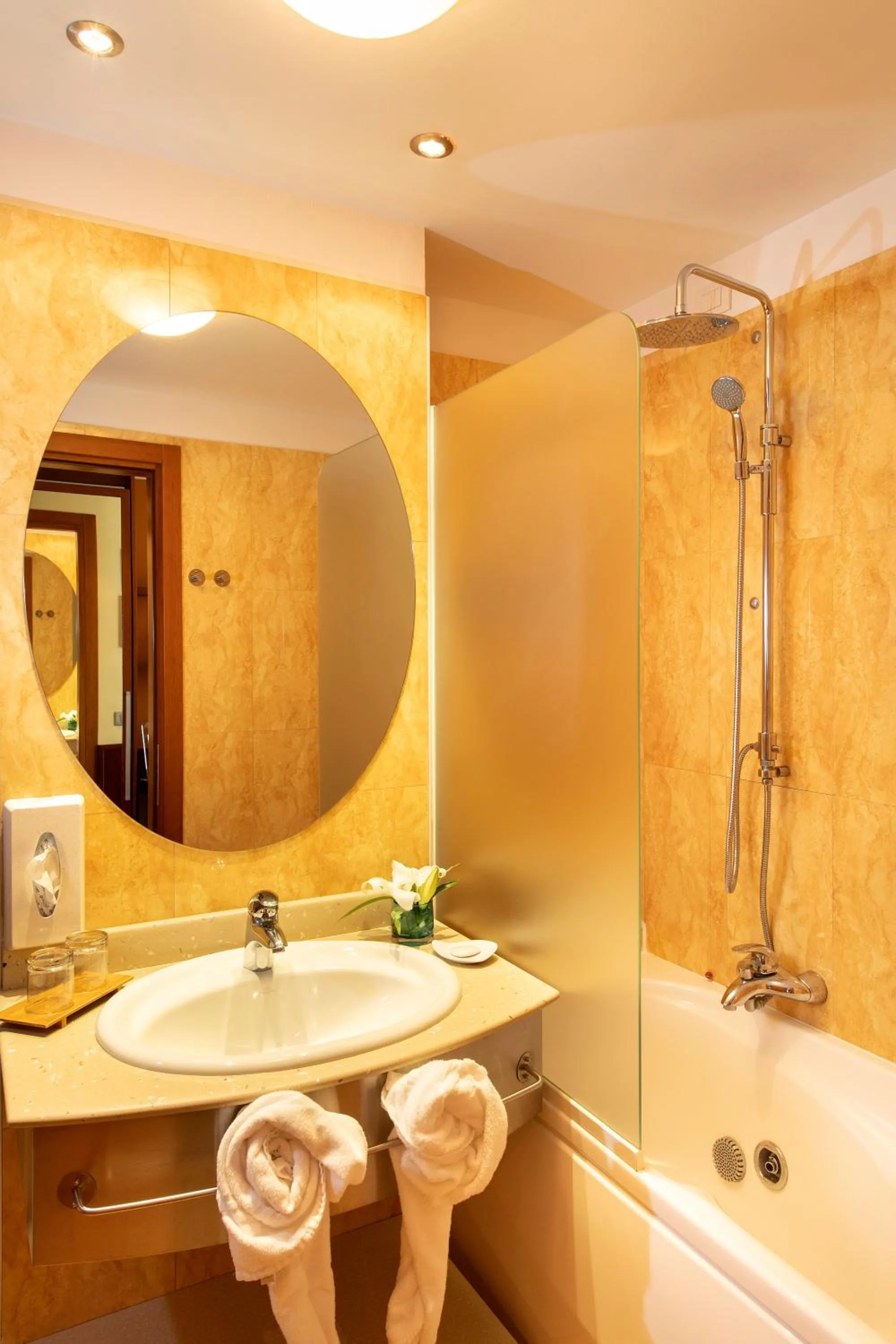 Bathroom in Color Hotel Style, Design & Gourmet