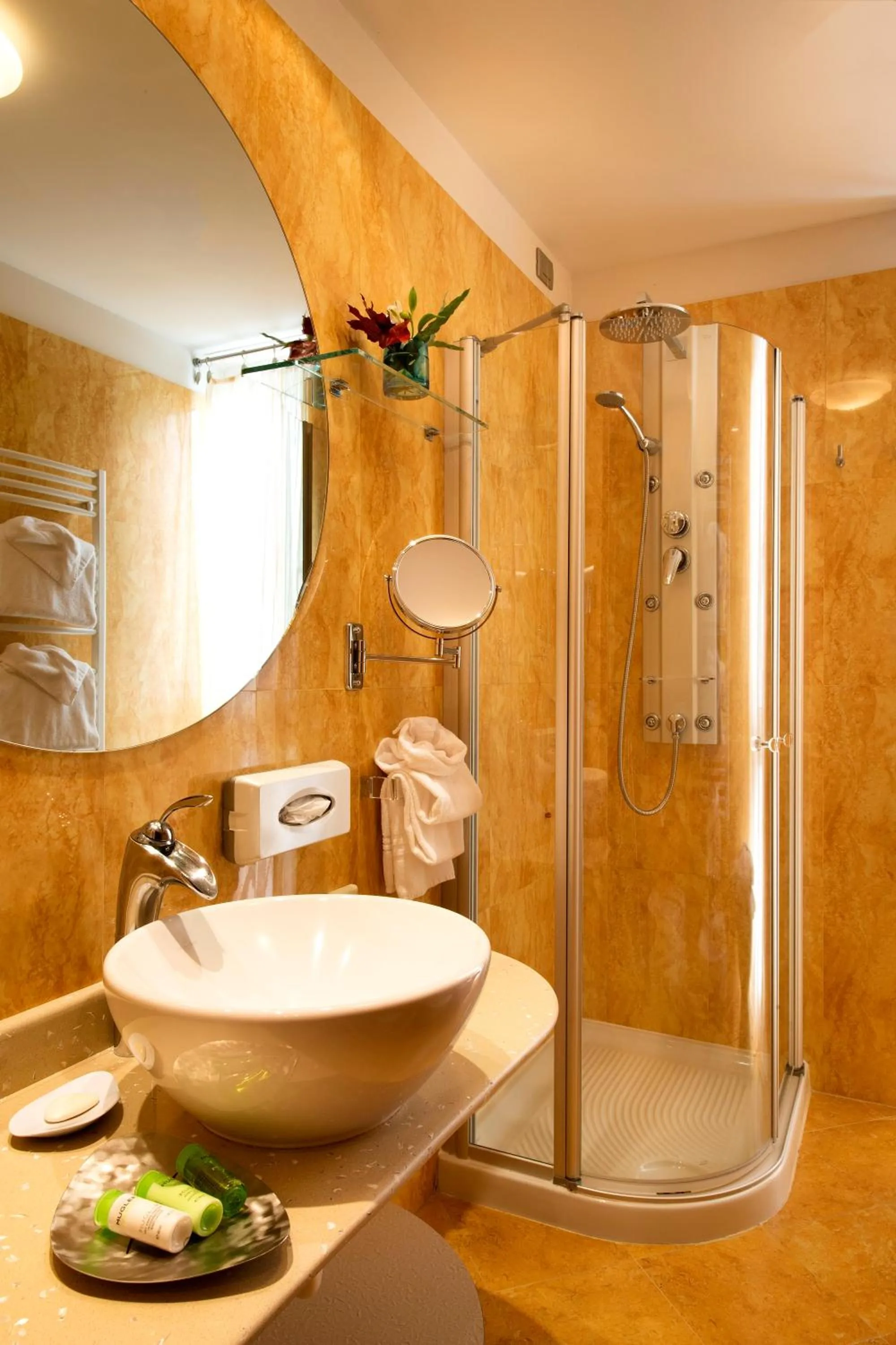 Shower in Color Hotel Style, Design & Gourmet