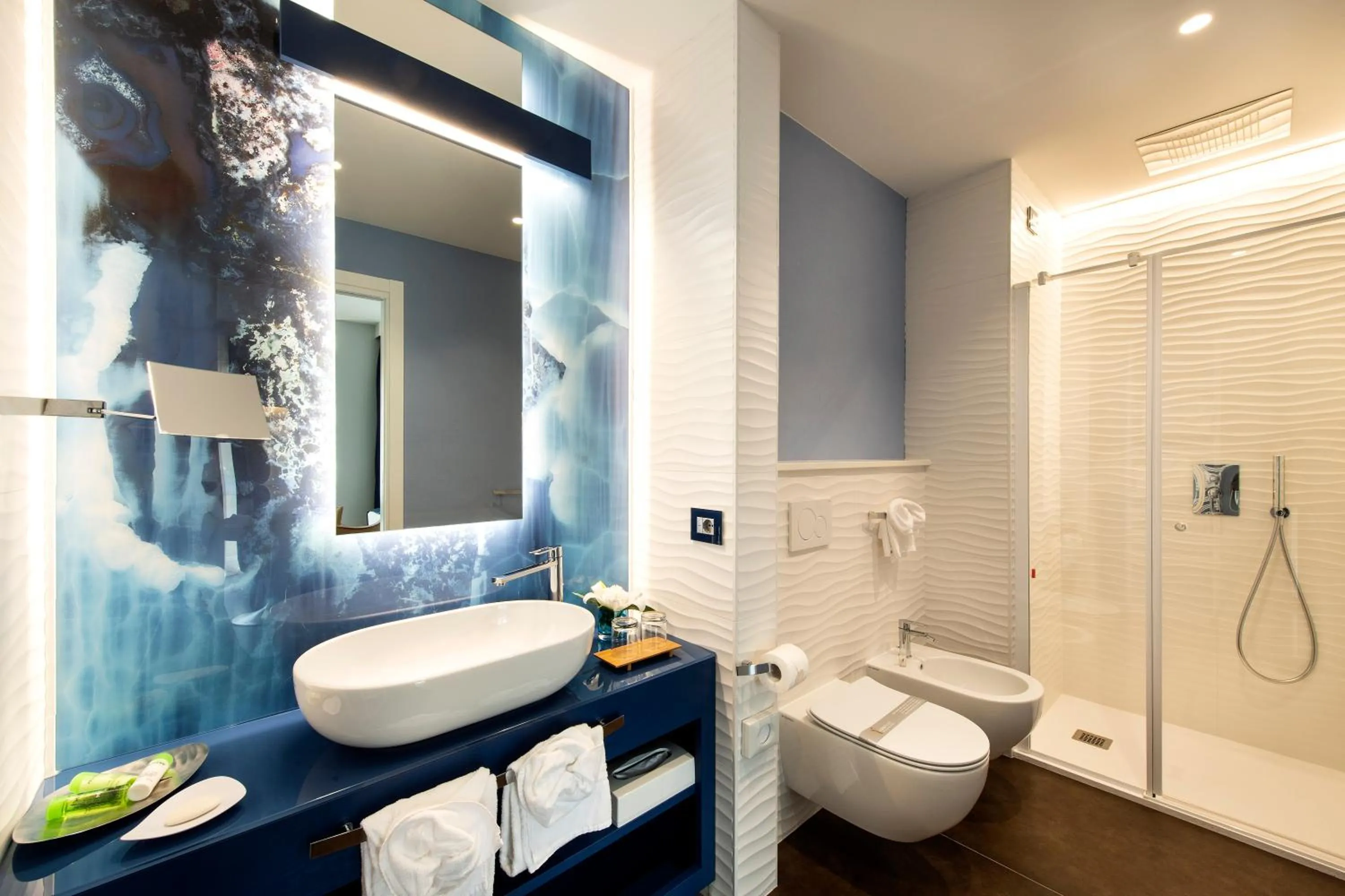 Bathroom in Color Hotel Style, Design & Gourmet