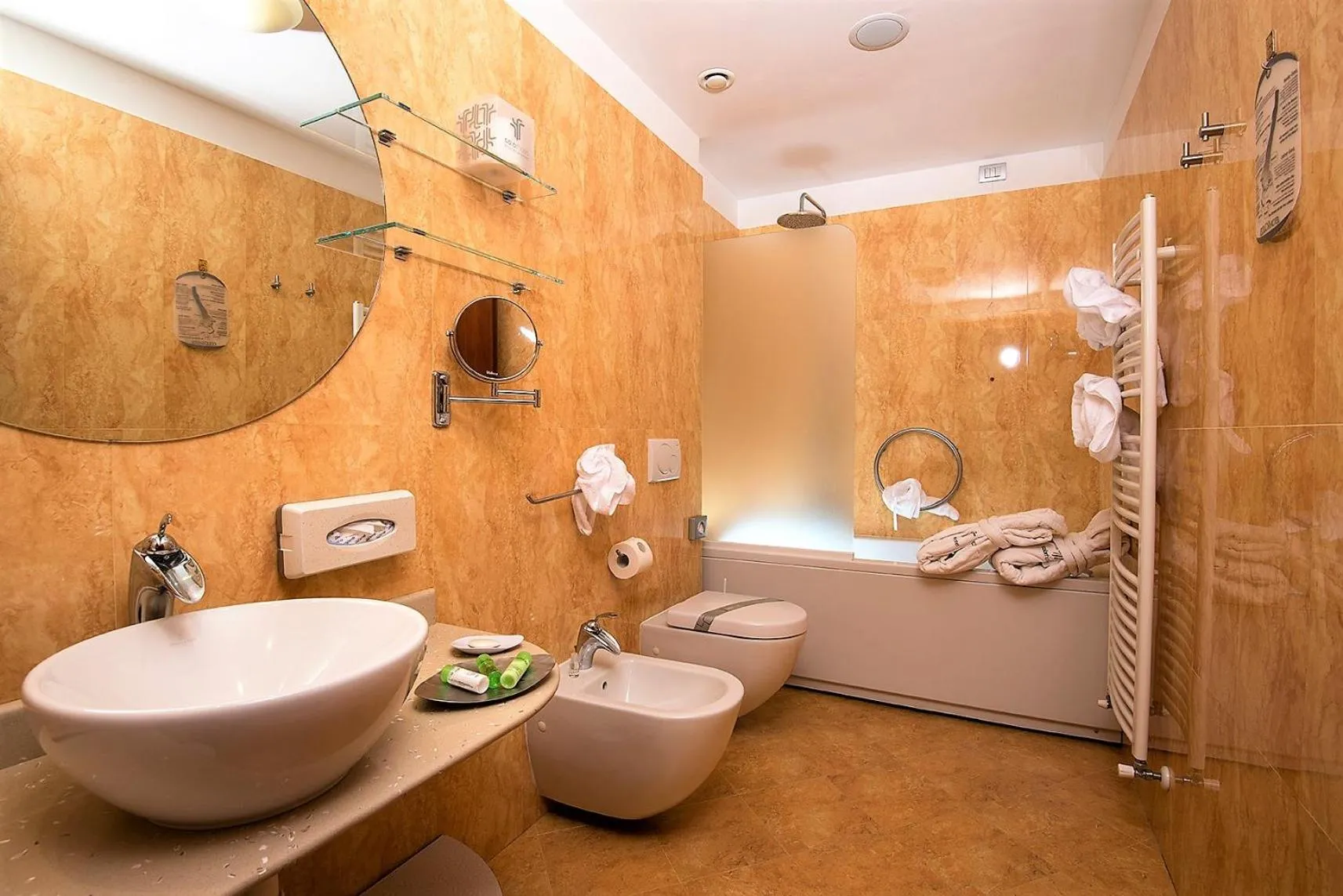 Bathroom in Color Hotel Style, Design & Gourmet