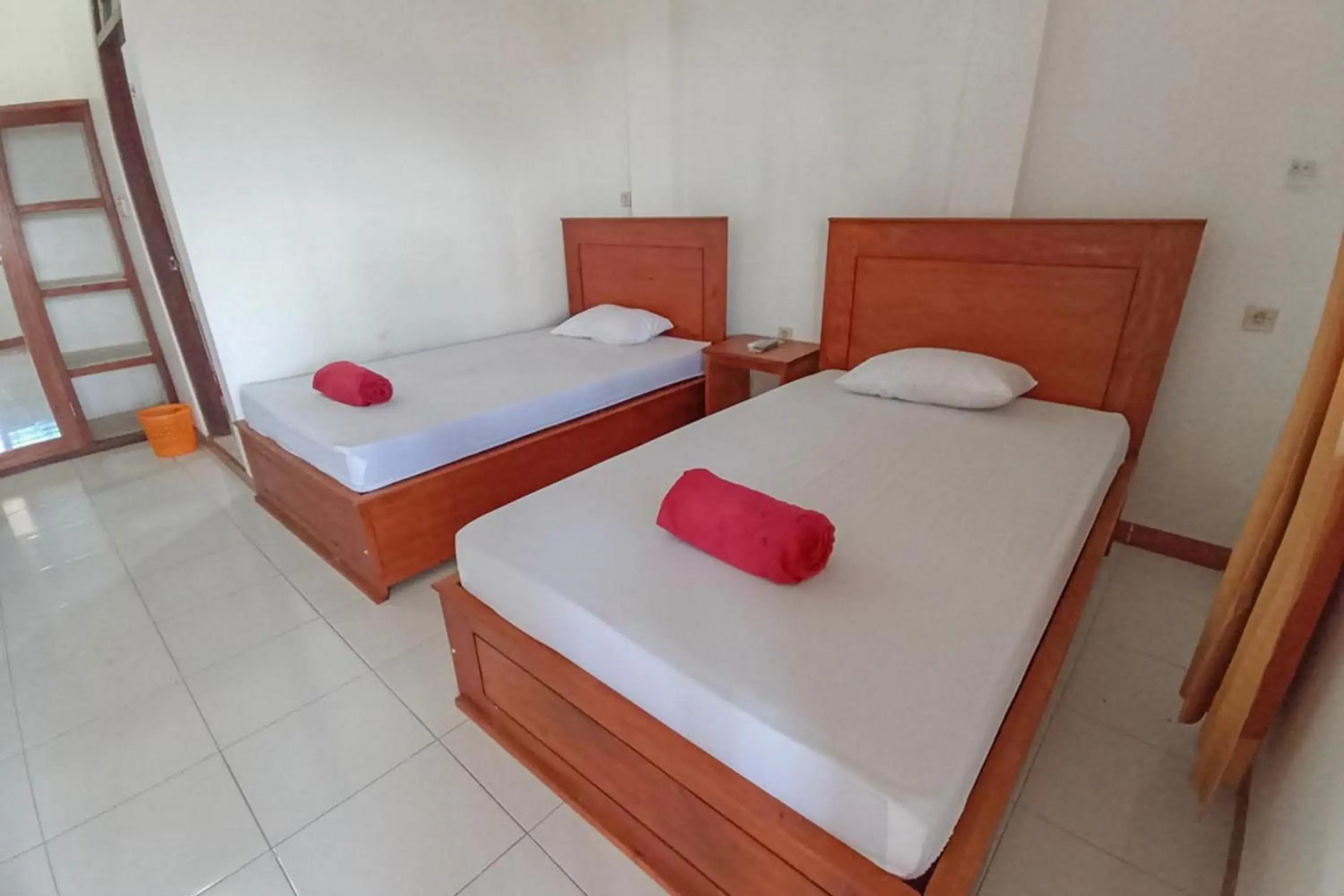 Twin Room in RedDoorz Syariah at Abemoch Kampkey Twin Room in RedDoorz Syariah at Abemoch Kampkey