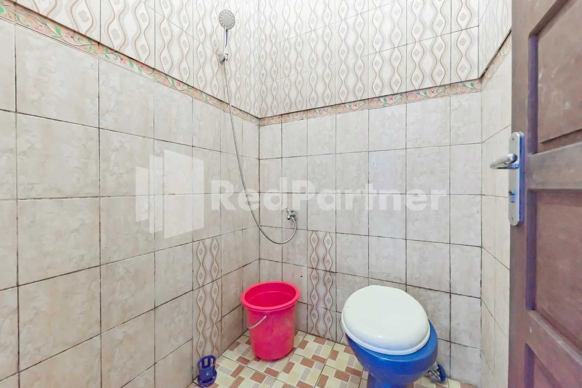 Shower in Ana Guest House Syariah Mitra RedDoorz Shower in Ana Guest House Syariah Mitra RedDoorz